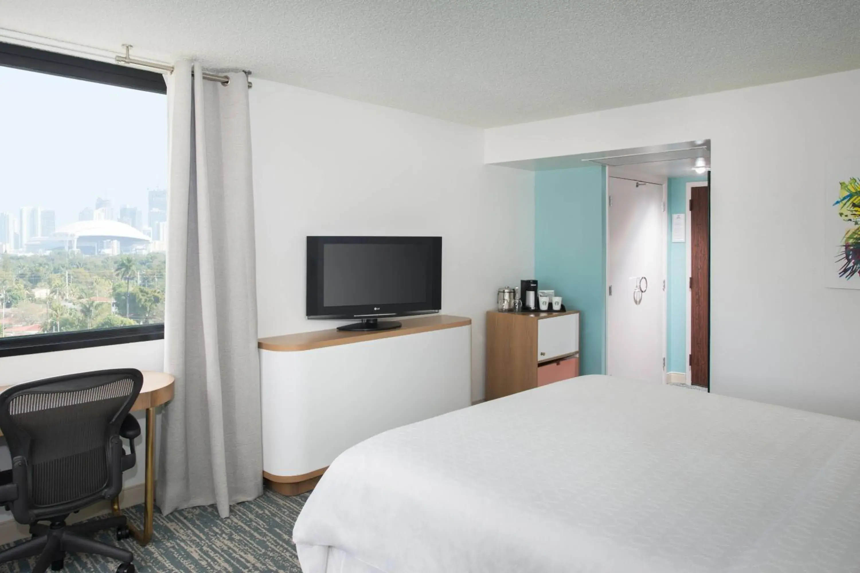 Traditional King Room - Mobility/Hearing Accessible with Roll-In Shower in Sheraton Miami Airport Hotel and Executive Meeting Center Traditional King Room - Mobility/Hearing Accessible with Roll-In Shower in Sheraton Miami Airport Hotel and Executive Meeting Center