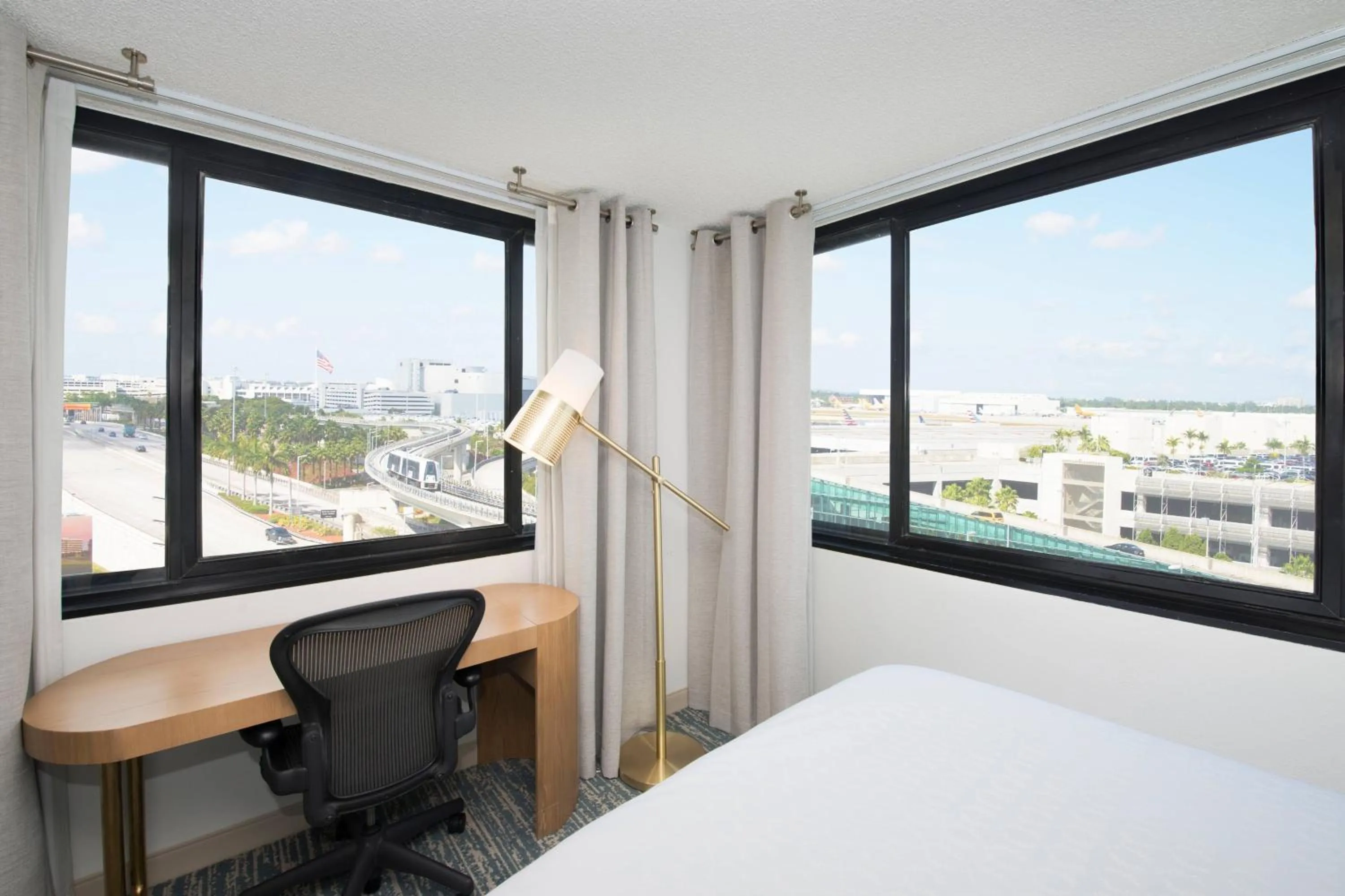 Photo of the whole room, Bed in Sheraton Miami Airport Hotel and Executive Meeting Center