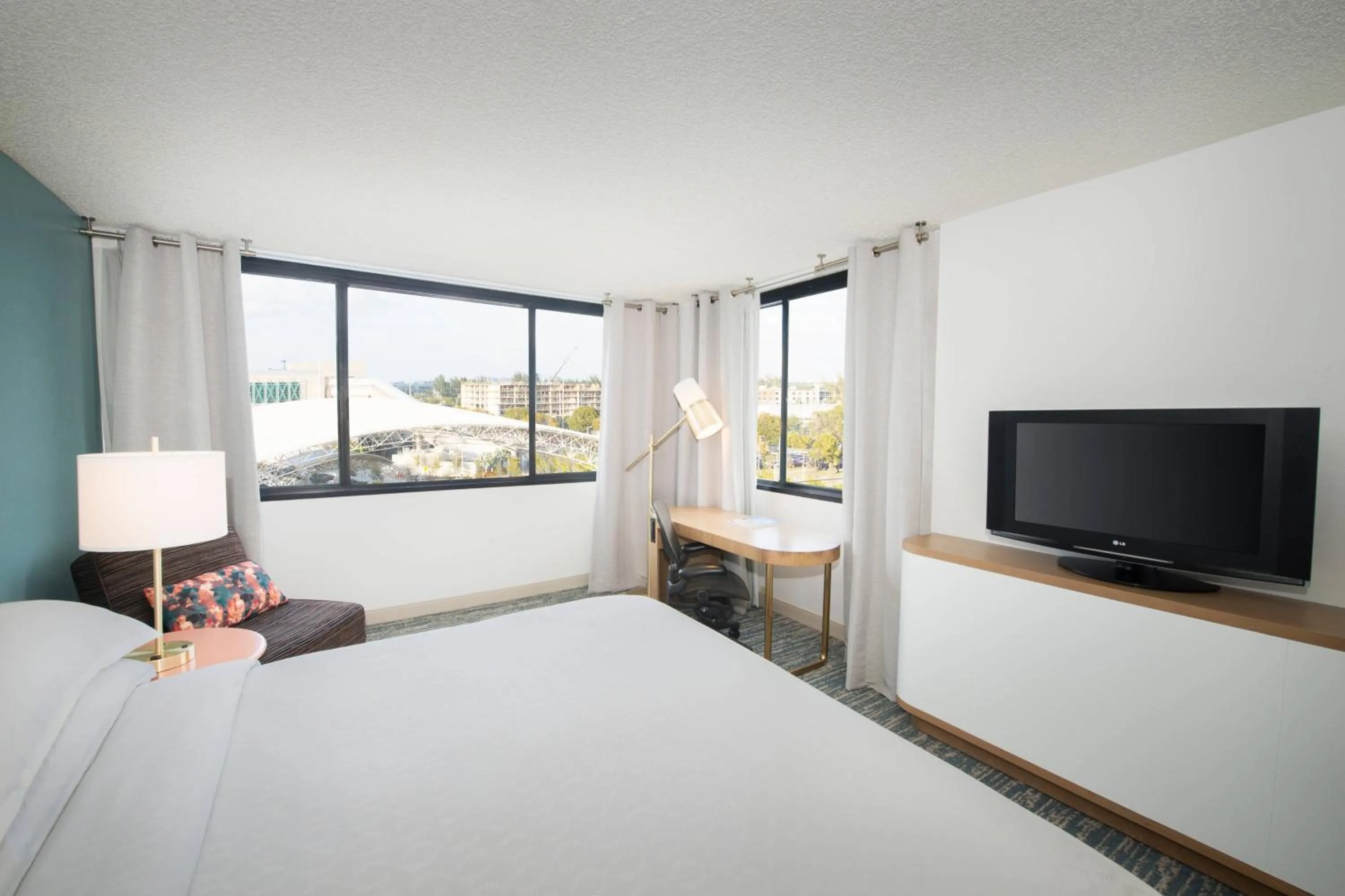 Photo of the whole room, Bed in Sheraton Miami Airport Hotel and Executive Meeting Center