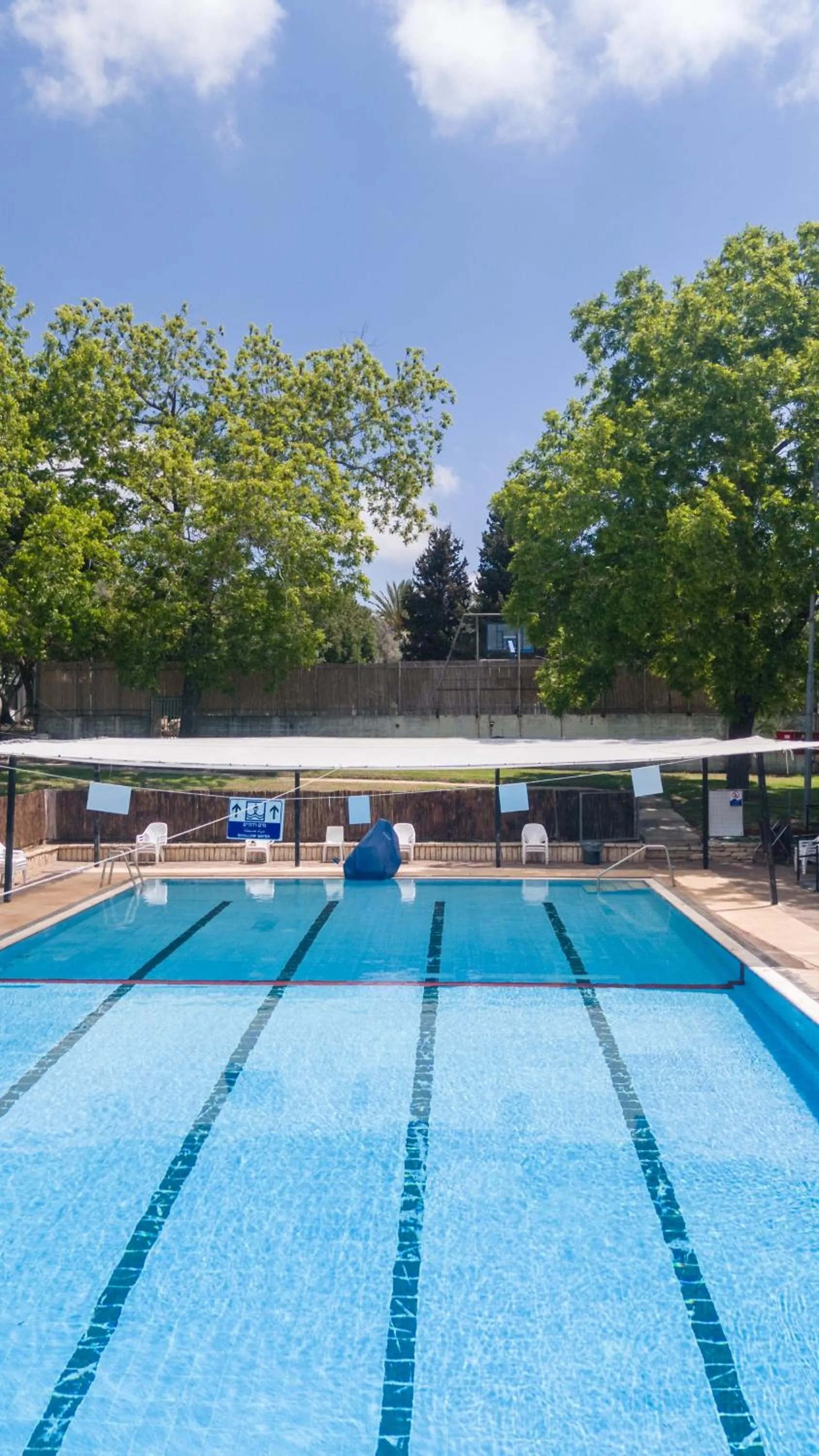 Swimming pool in Eden Inn