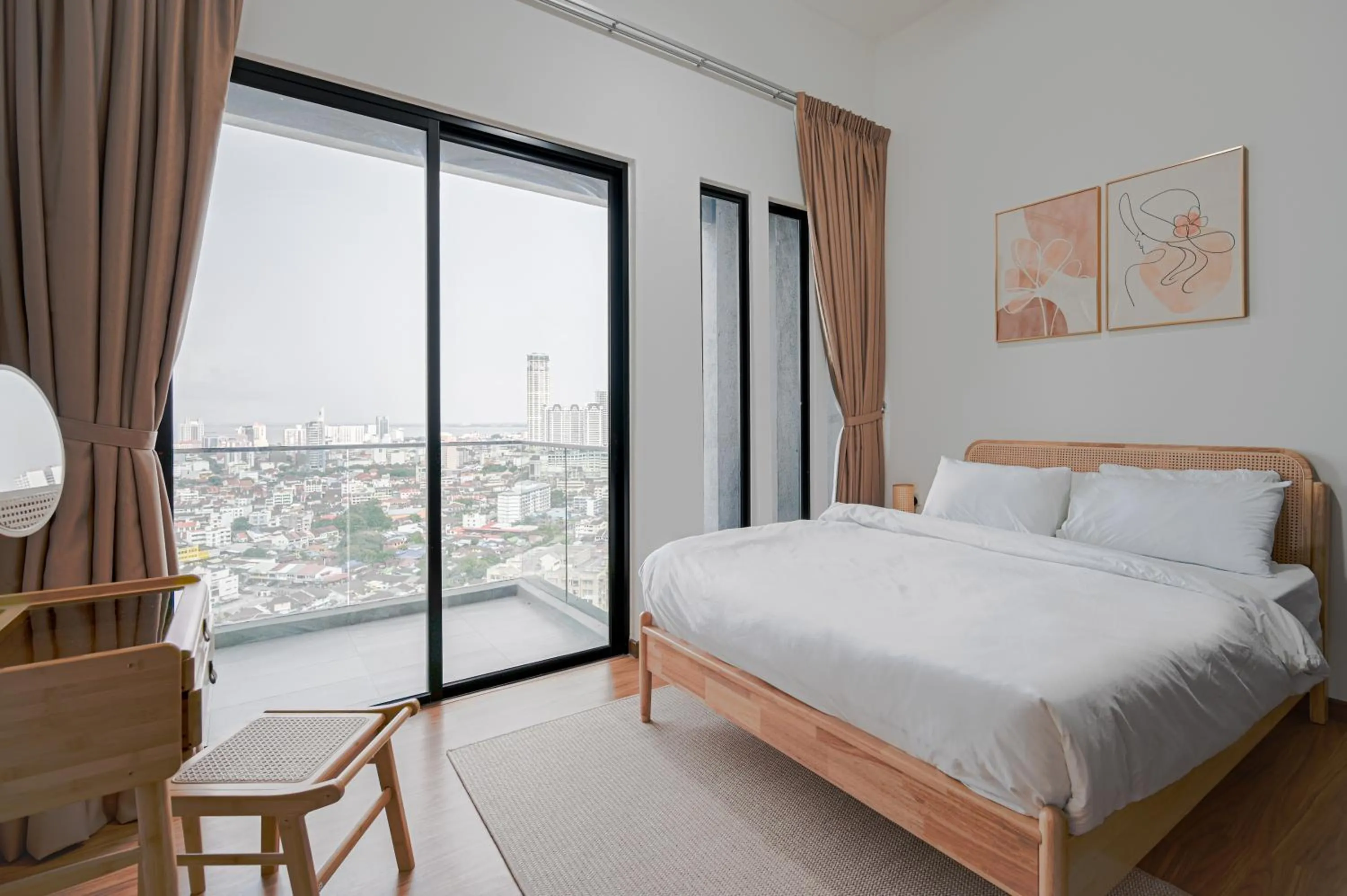 Bedroom, Bed in Beacon Executive Suites