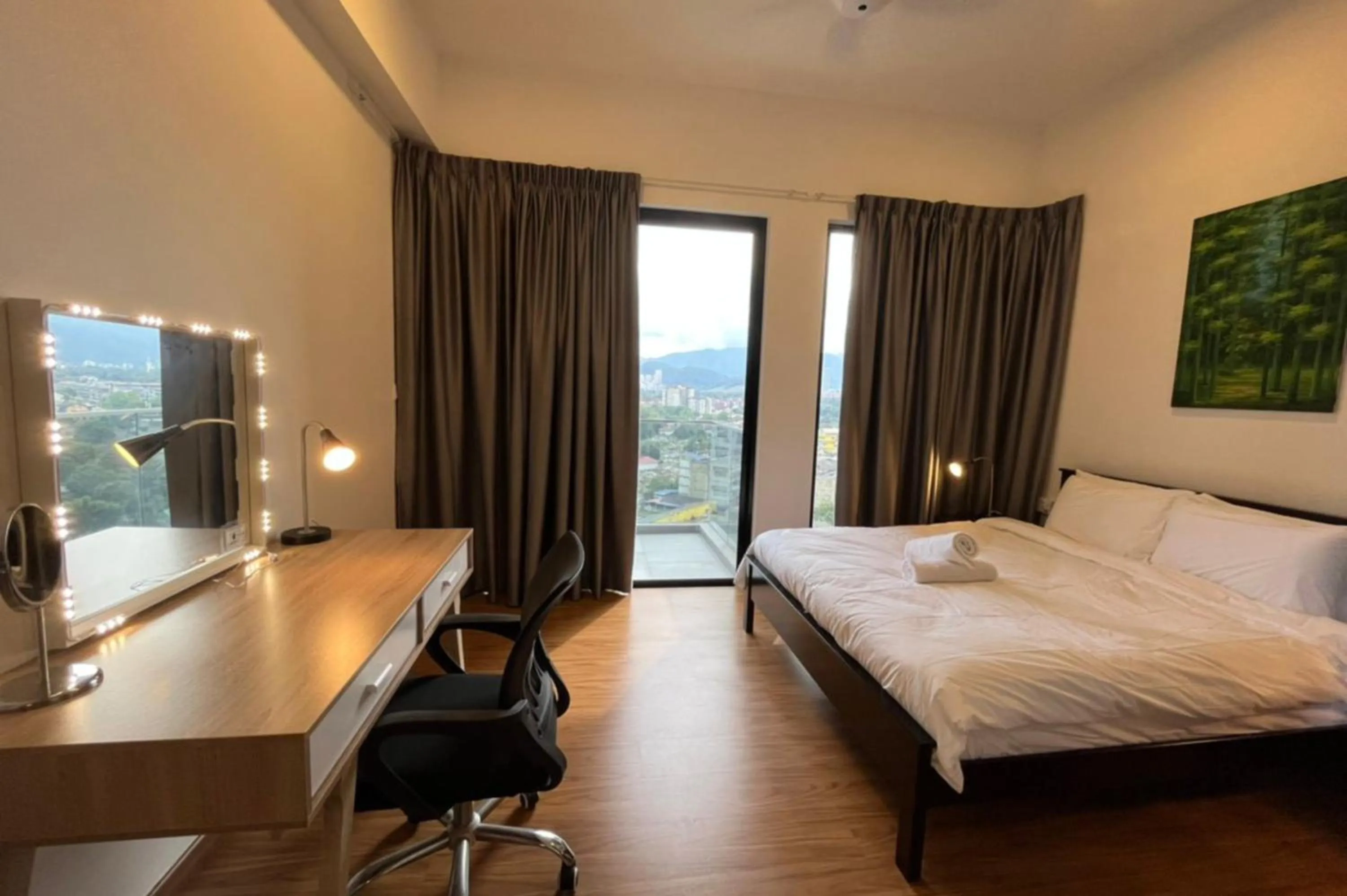 Bedroom, Bed in Beacon Executive Suites