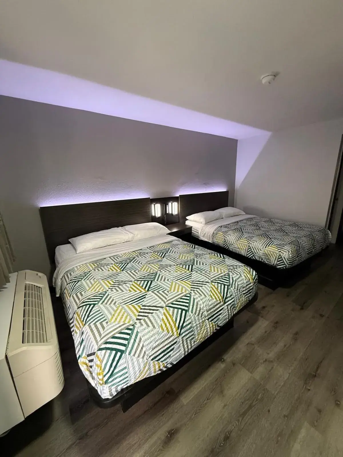 Deluxe Queen Room with Two Queen Beds - Non-Smoking in Motel 6-Enfield, CT - Hartford Deluxe Queen Room with Two Queen Beds - Non-Smoking in Motel 6-Enfield, CT - Hartford