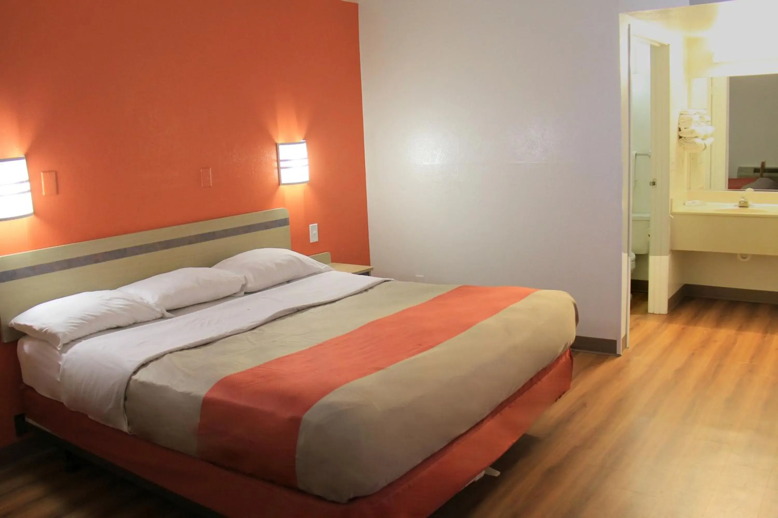 Deluxe Queen Room - single occupancy - Non-Smoking in Motel 6-Enfield, CT - Hartford Deluxe Queen Room - single occupancy - Non-Smoking in Motel 6-Enfield, CT - Hartford