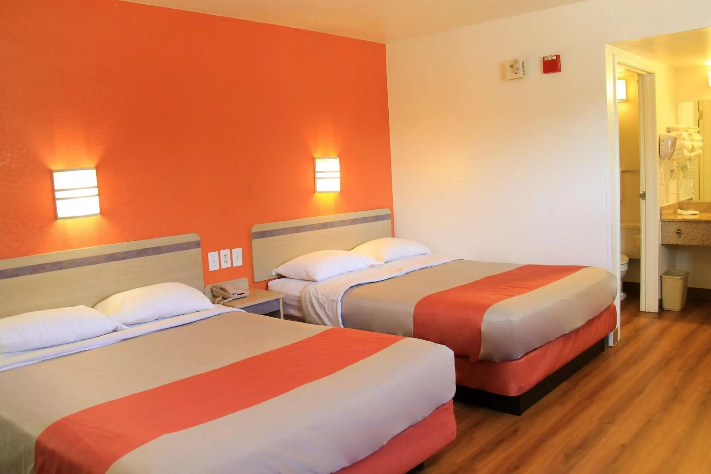 Deluxe Quadruple Room - single occupancy - Smoking in Motel 6-Enfield, CT - Hartford Deluxe Quadruple Room - single occupancy - Smoking in Motel 6-Enfield, CT - Hartford