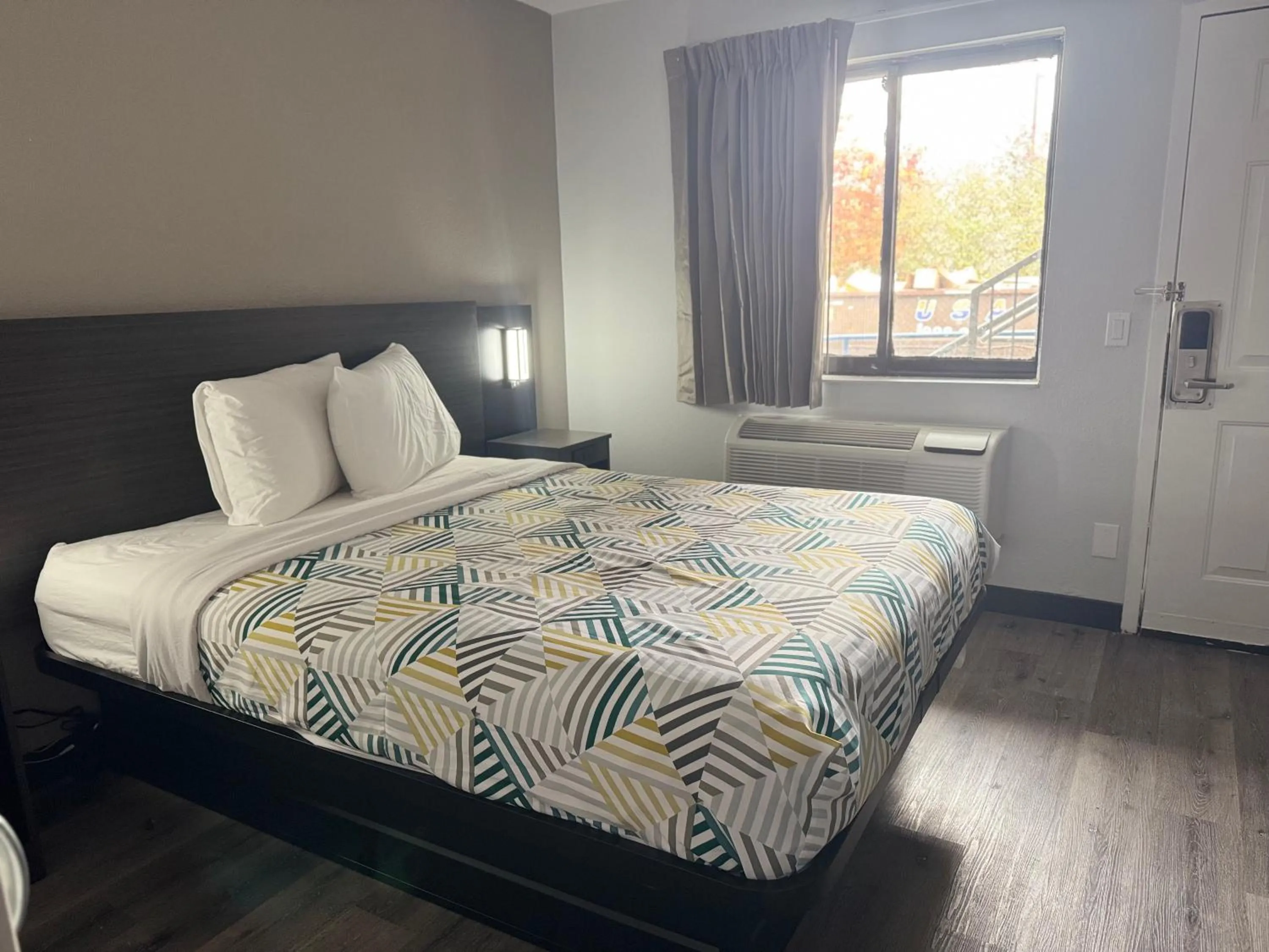 Bed in Motel 6-Enfield, CT - Hartford