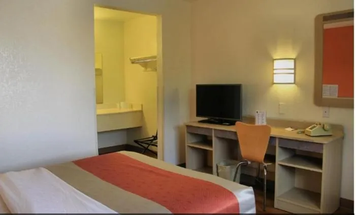 Bed in Motel 6-Enfield, CT - Hartford