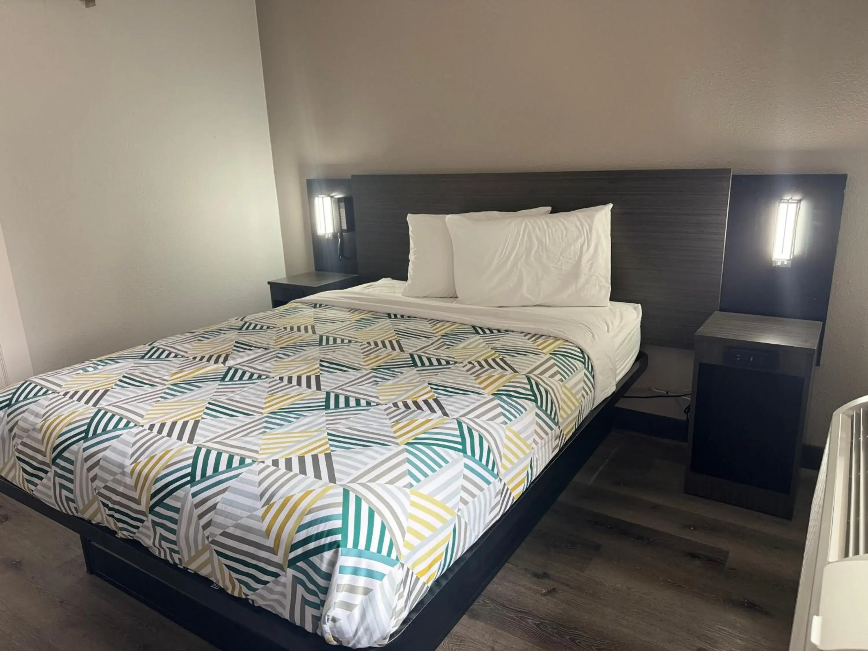 Double Room - single occupancy - Disability Access - Non-Smoking in Motel 6-Enfield, CT - Hartford Double Room - single occupancy - Disability Access - Non-Smoking in Motel 6-Enfield, CT - Hartford