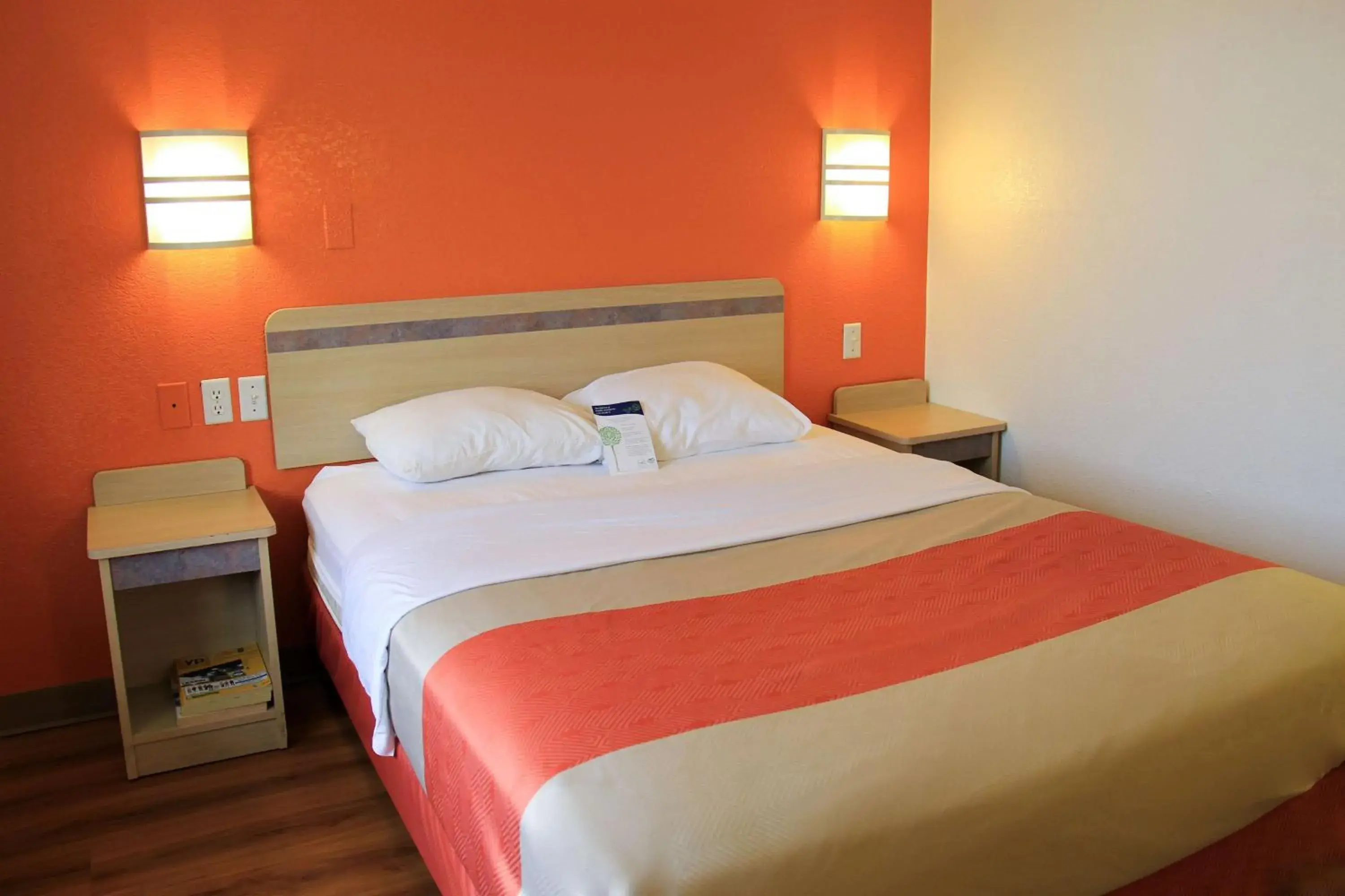 Queen Room - single occupancy - Non-Smoking in Motel 6-Enfield, CT - Hartford Queen Room - single occupancy - Non-Smoking in Motel 6-Enfield, CT - Hartford