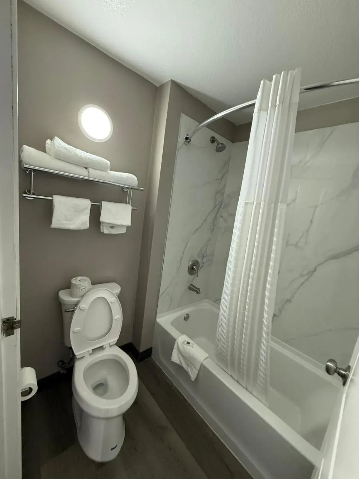 Deluxe King Room - single occupancy - Non-Smoking in Motel 6-Enfield, CT - Hartford Deluxe King Room - single occupancy - Non-Smoking in Motel 6-Enfield, CT - Hartford