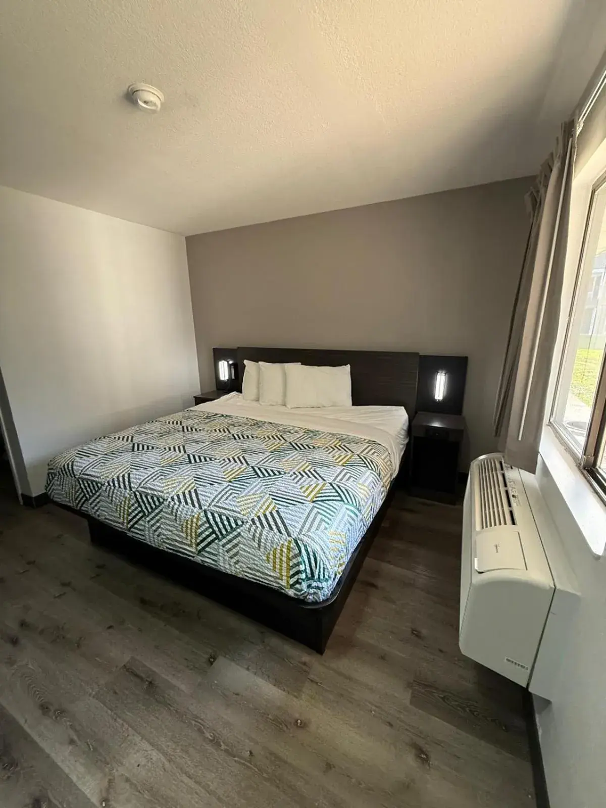 King Room - single occupancy - Non-Smoking in Motel 6-Enfield, CT - Hartford King Room - single occupancy - Non-Smoking in Motel 6-Enfield, CT - Hartford