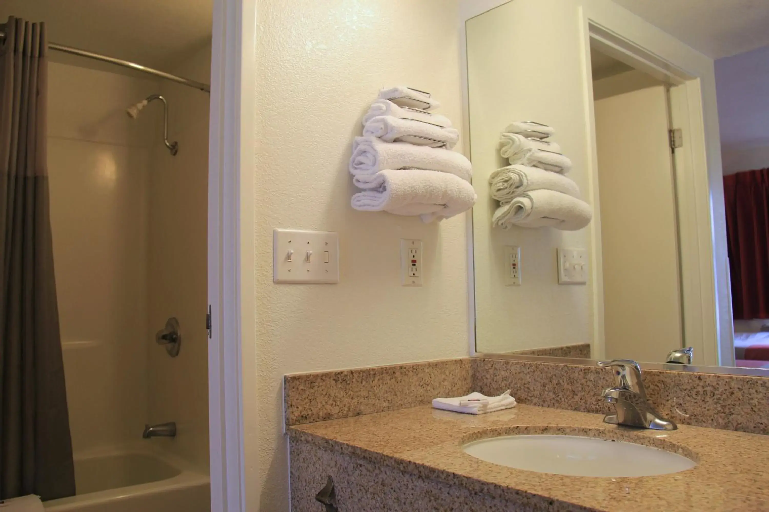 Queen Room - Smoking in Motel 6-Enfield, CT - Hartford Queen Room - Smoking in Motel 6-Enfield, CT - Hartford