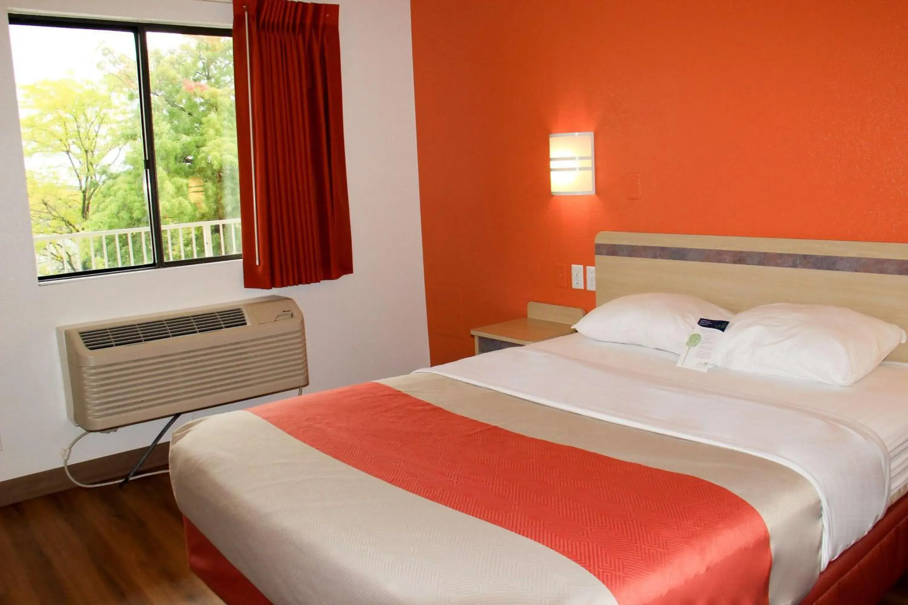 Deluxe Queen Room - Smoking in Motel 6-Enfield, CT - Hartford Deluxe Queen Room - Smoking in Motel 6-Enfield, CT - Hartford