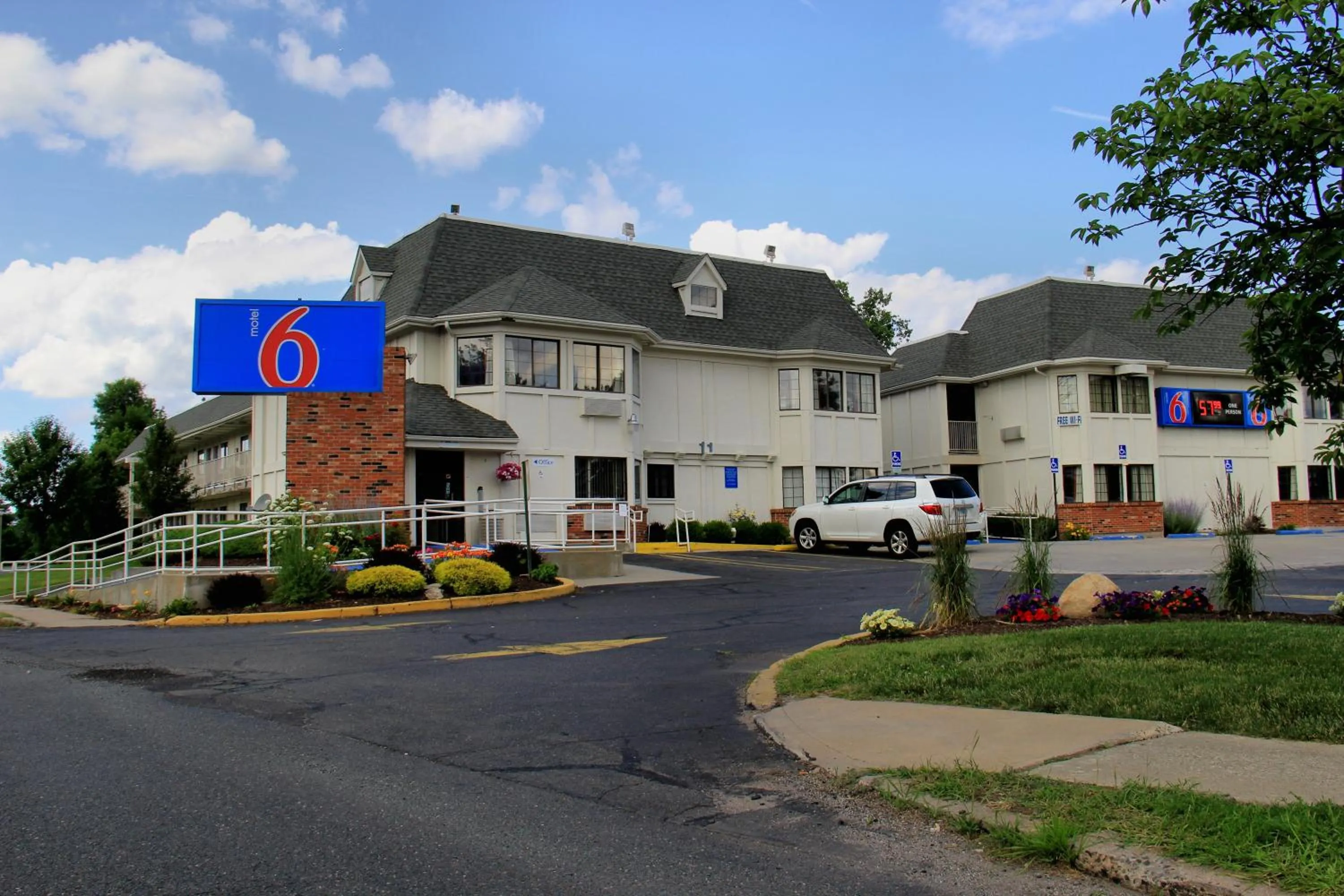 Property building in Motel 6-Enfield, CT - Hartford