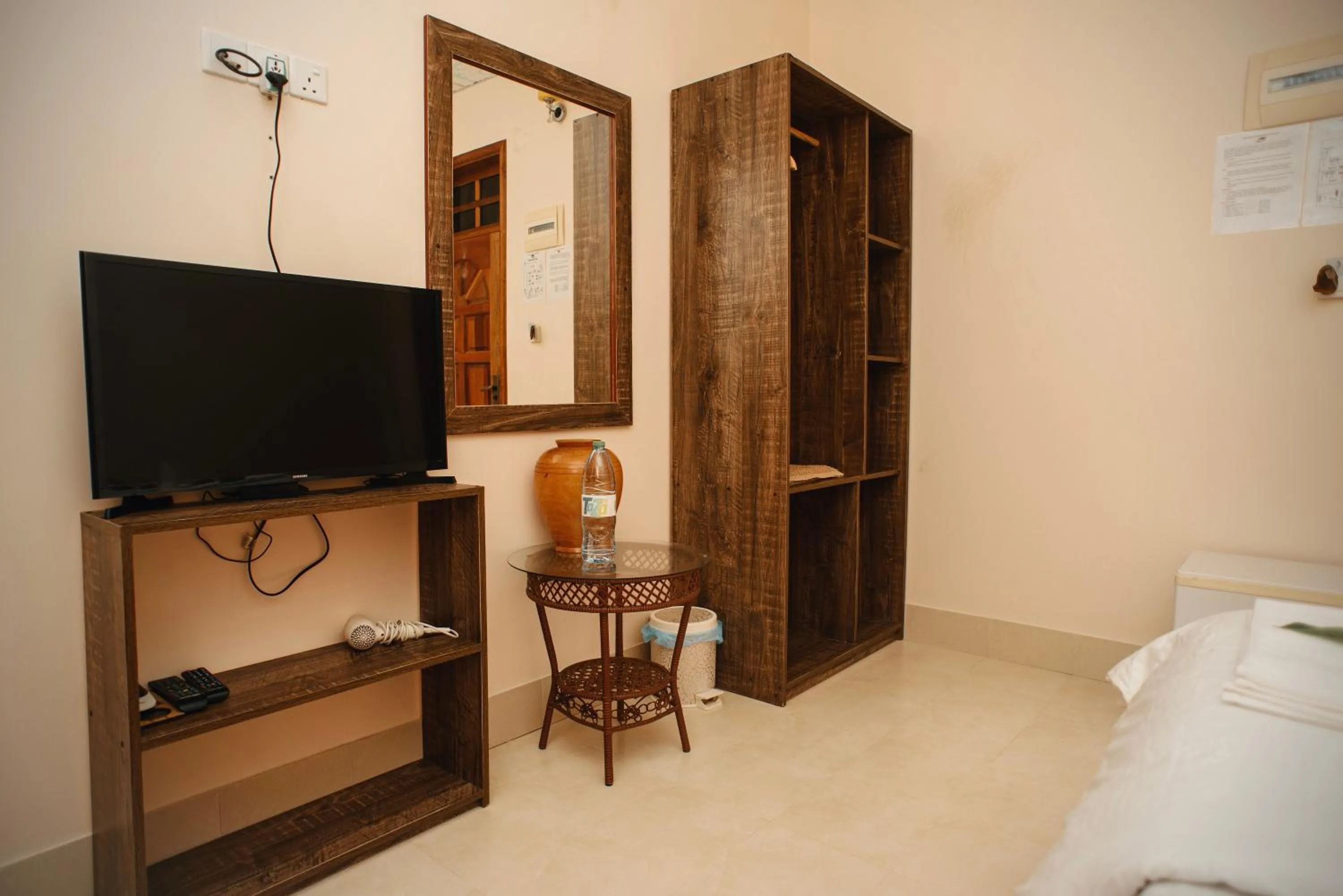 Communal lounge/ TV room, Bed in Summer Vibes Beach Front