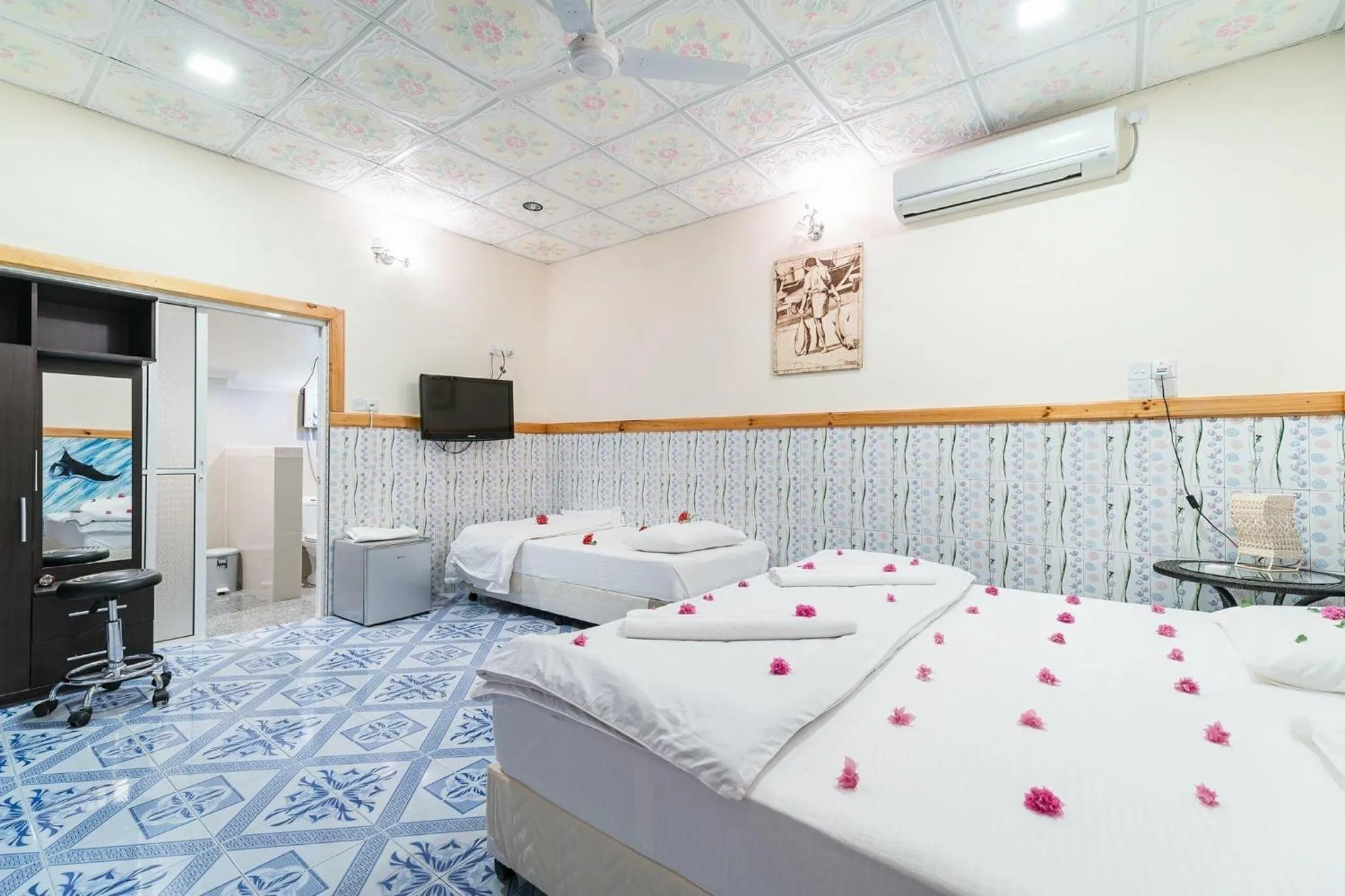 Communal lounge/ TV room, Bed in Summer Vibes Beach Front