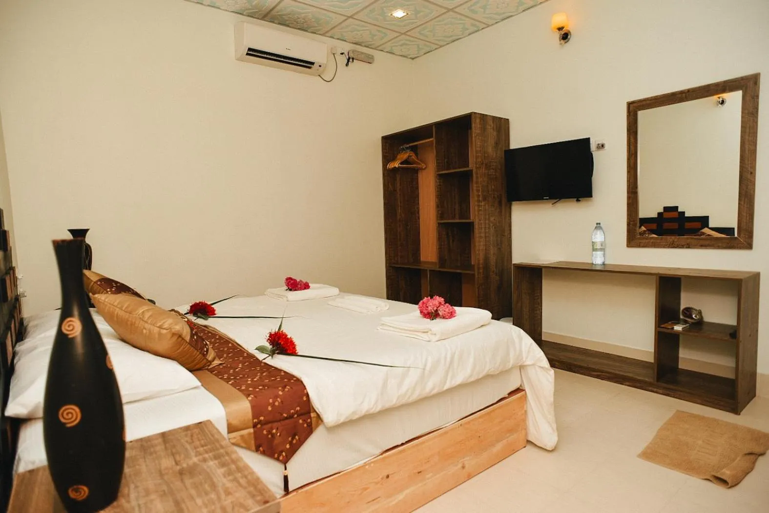 Communal lounge/ TV room, Bed in Summer Vibes Beach Front