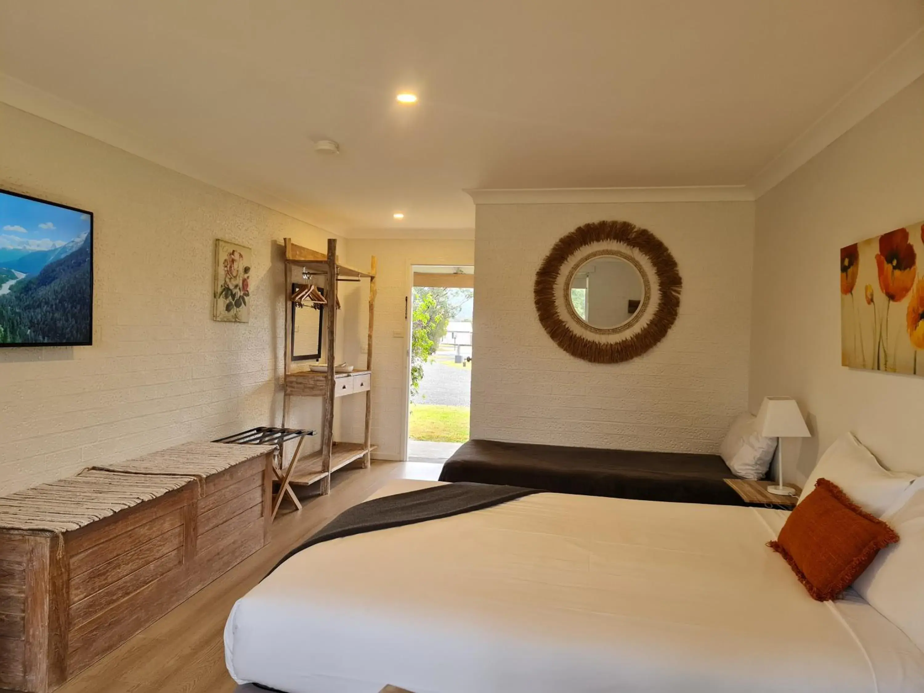 Deluxe Triple Room in Vacy Hunter Valley Lodge Deluxe Triple Room in Vacy Hunter Valley Lodge