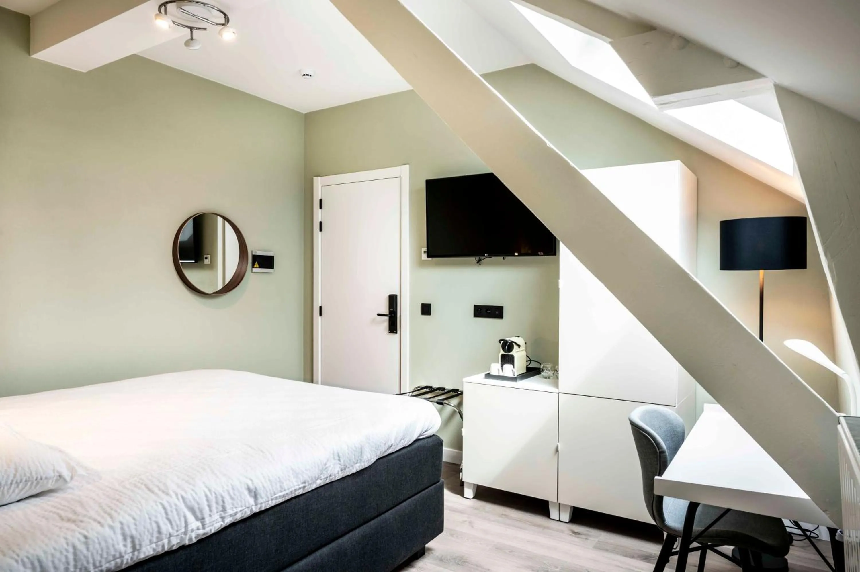 Photo of the whole room, Bed in L'ARTiste