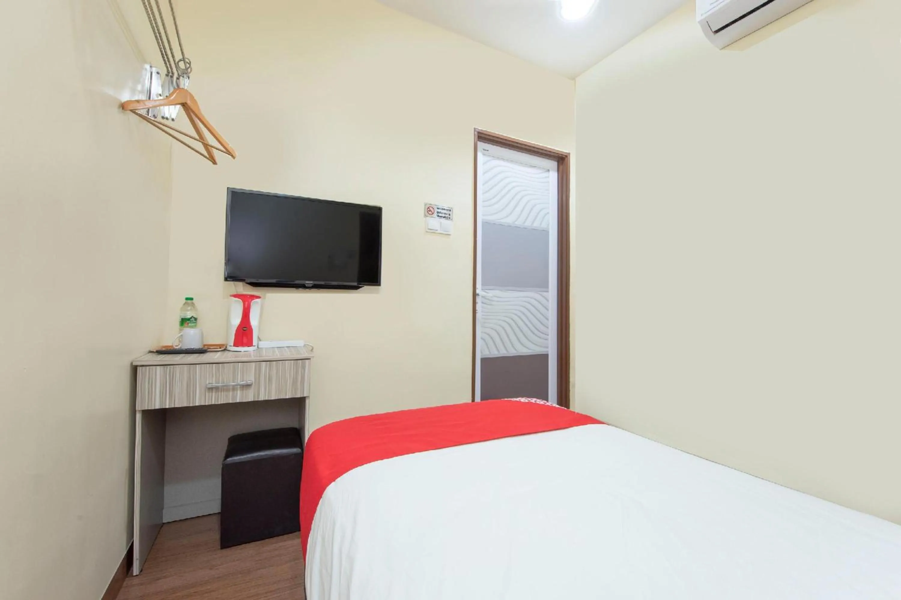 Photo of the whole room, Bed in Hotel O Jasin