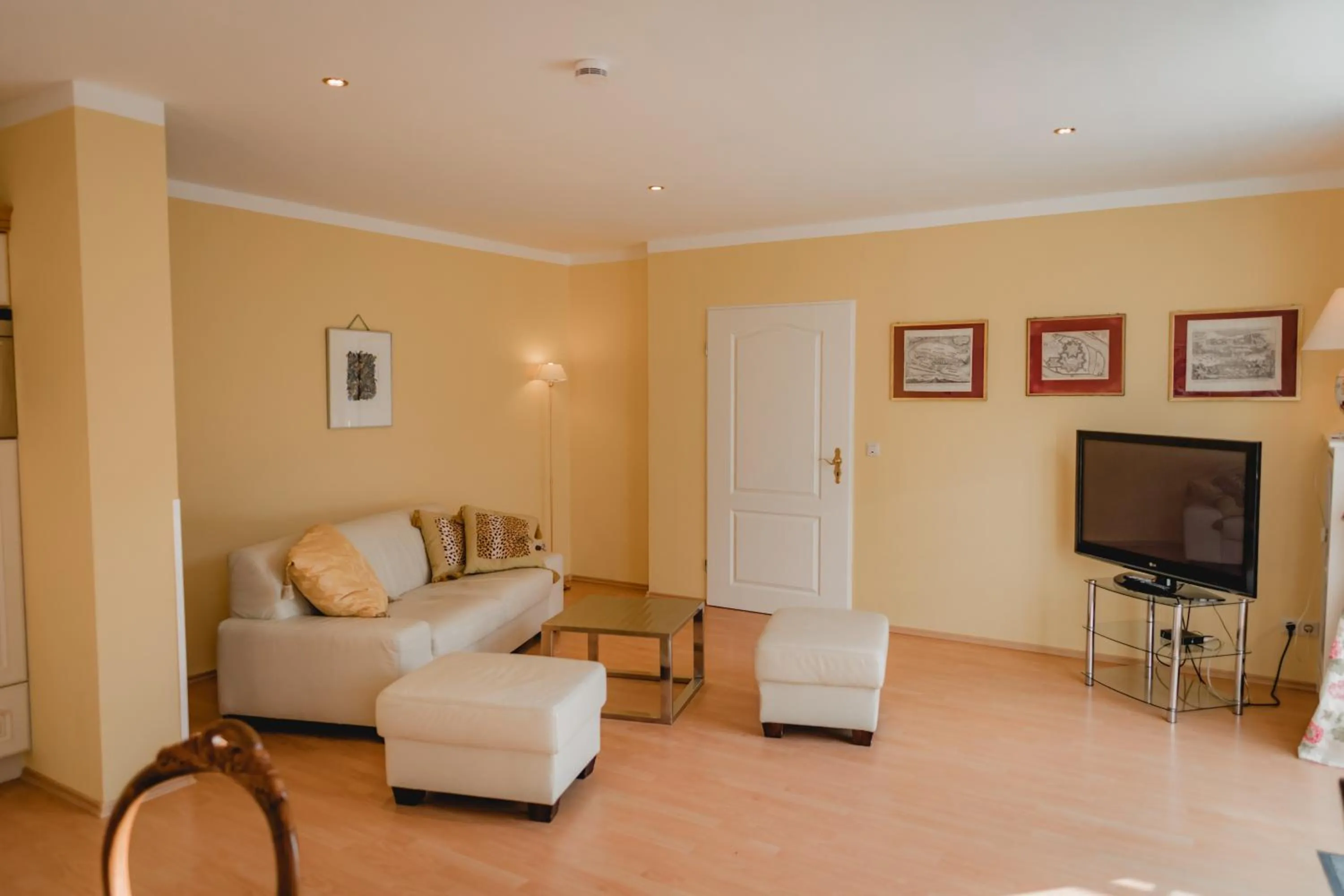 Communal lounge/ TV room in Hotel Stadtresidenz