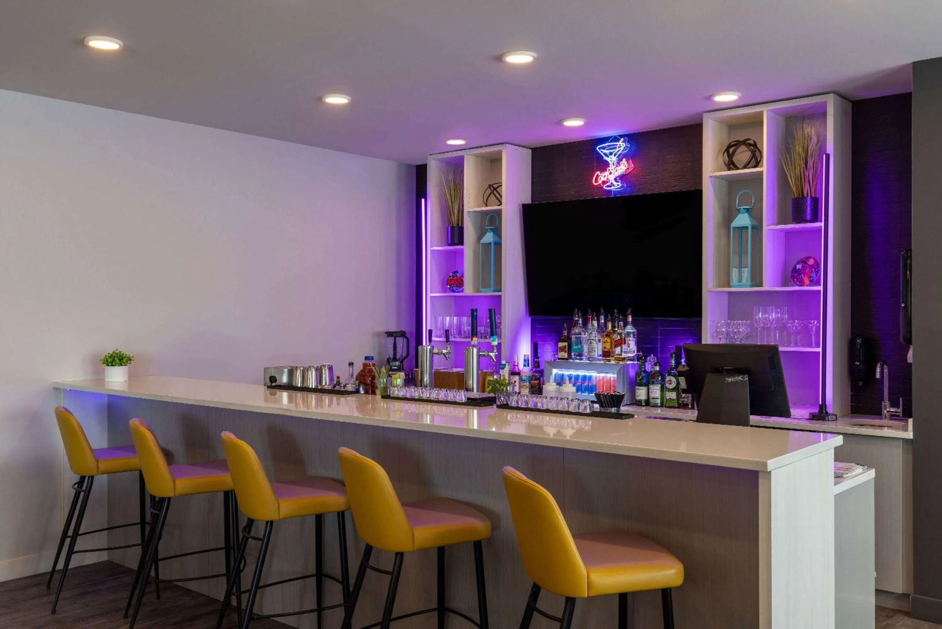 Lounge or bar in Microtel Inn & Suites Dorval QC