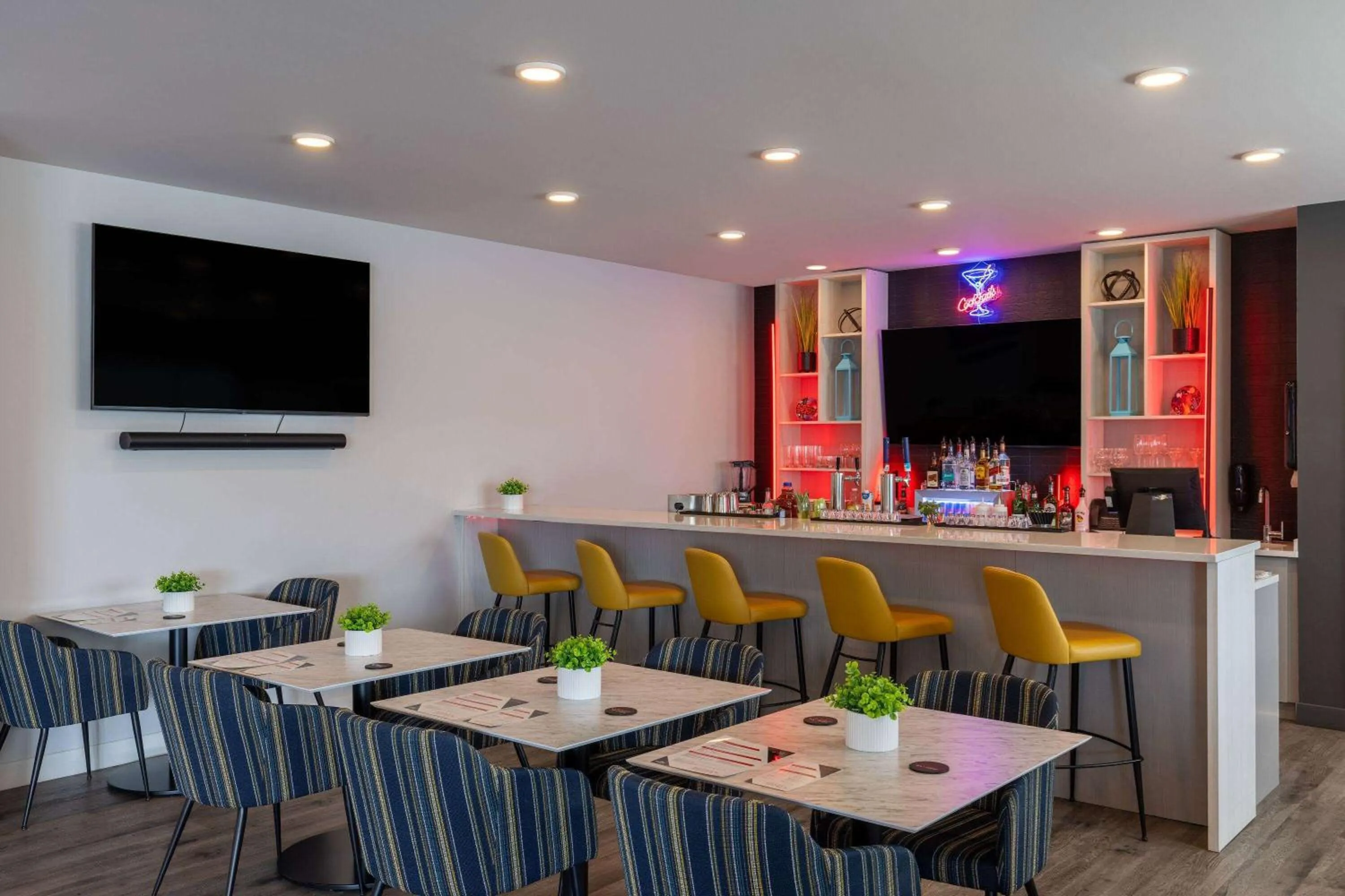 Lounge or bar in Microtel Inn & Suites Dorval QC