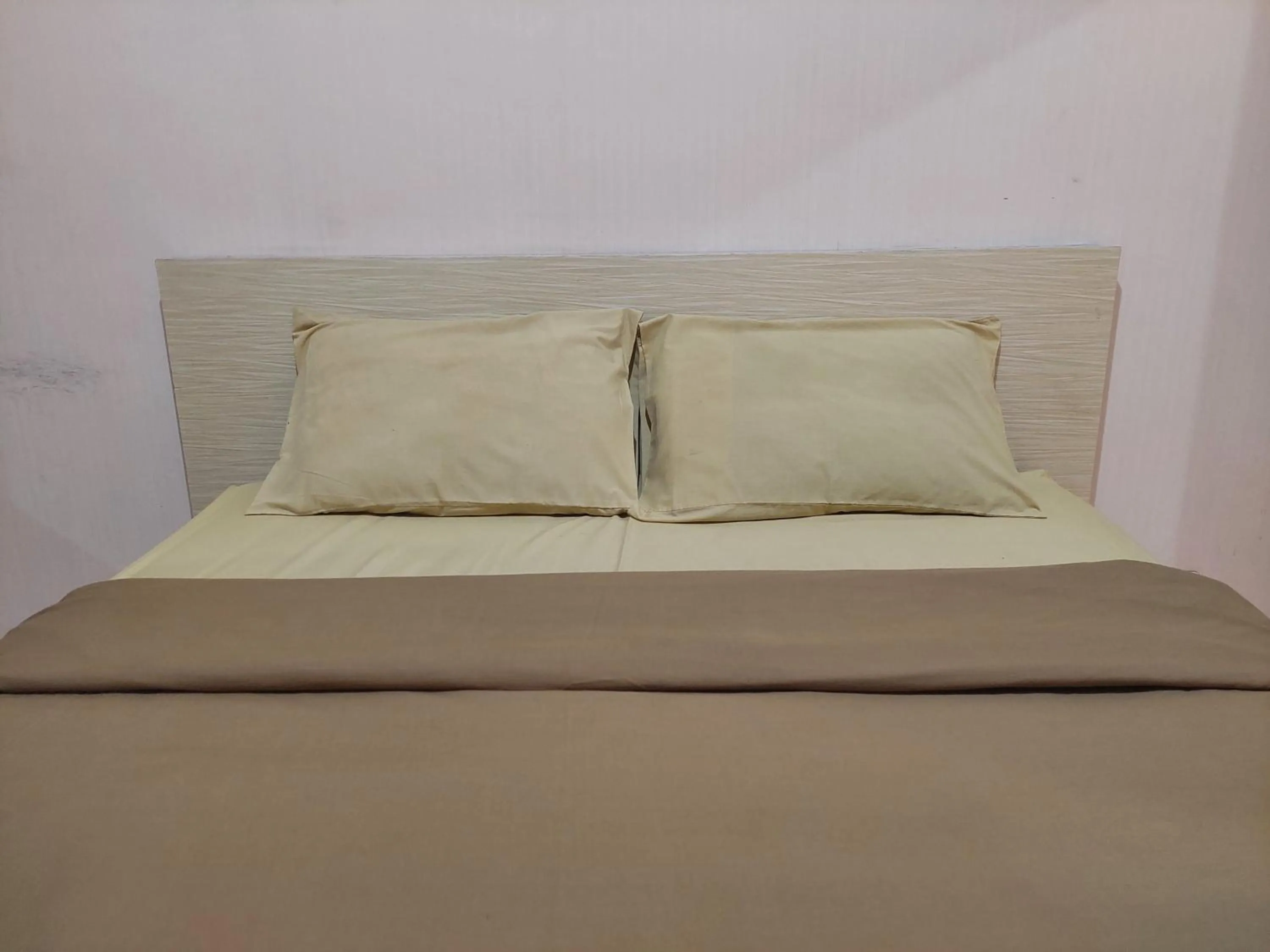 Bedroom, Bed in Emerald Apartel