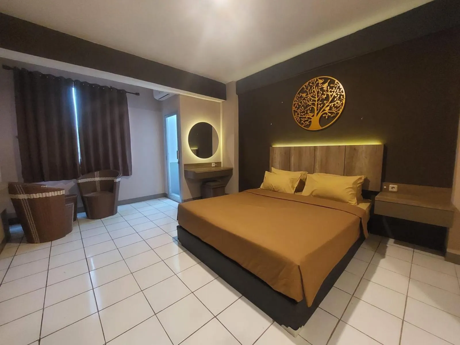 Bedroom, Bed in Emerald Apartel