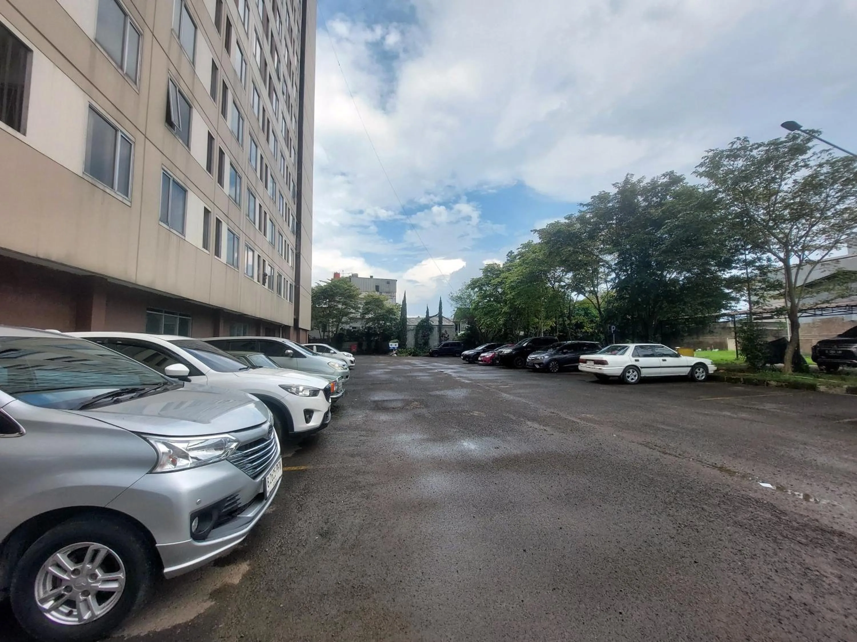 Parking in Emerald Apartel