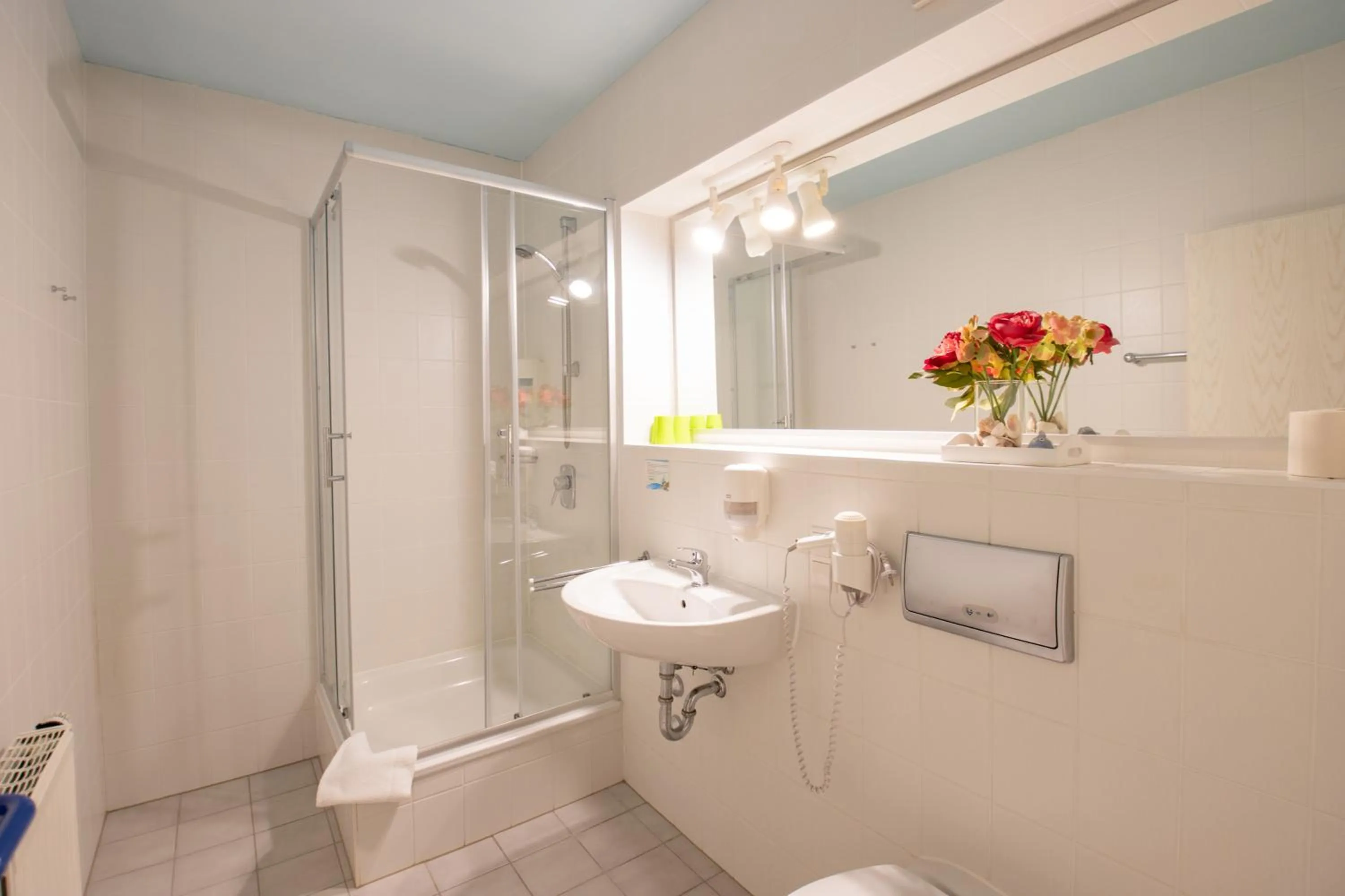 Bathroom in Erzgebirgshotel Freiberger Höhe