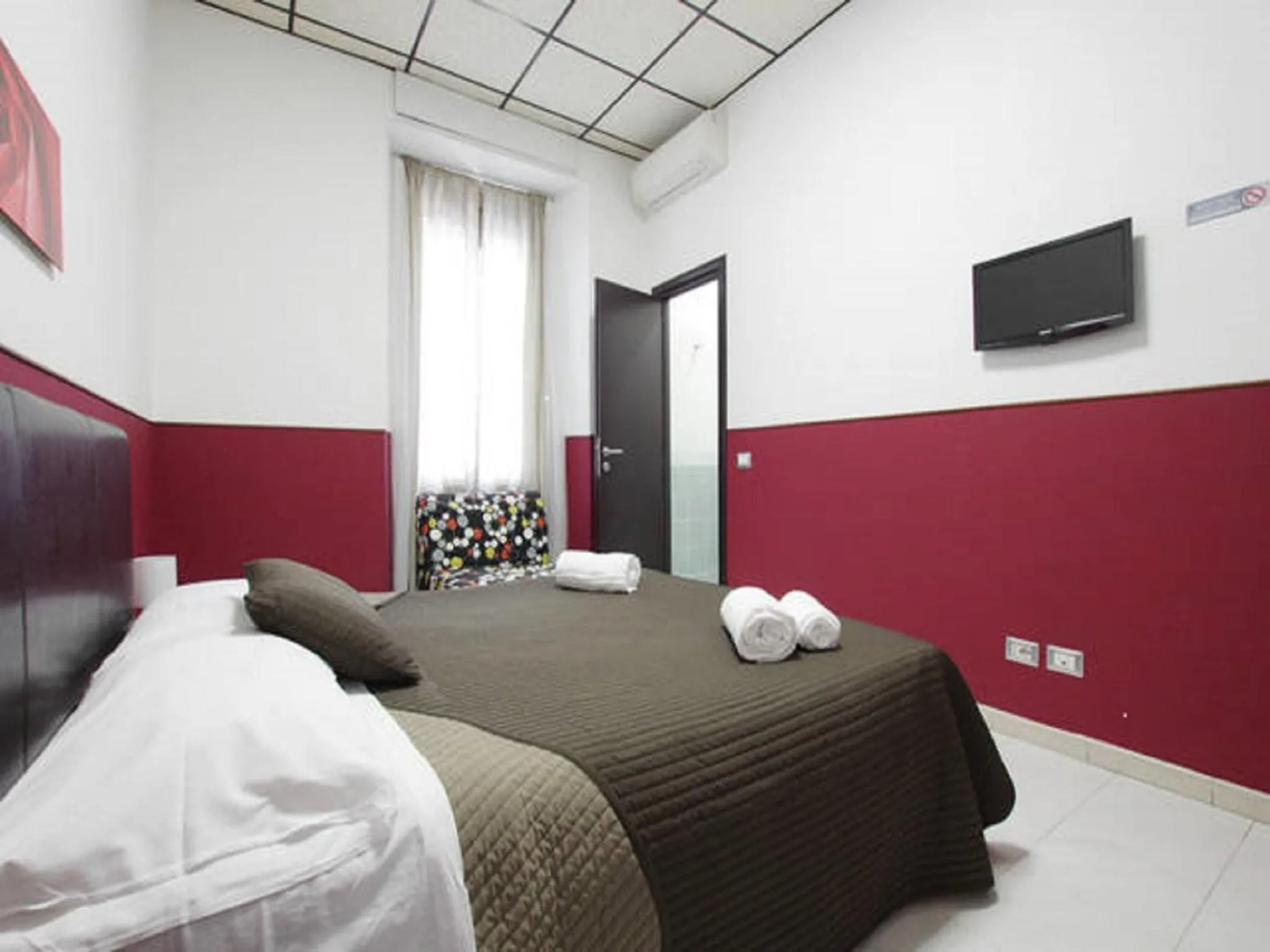 Photo of the whole room, Bed in La Lupa in Trastevere