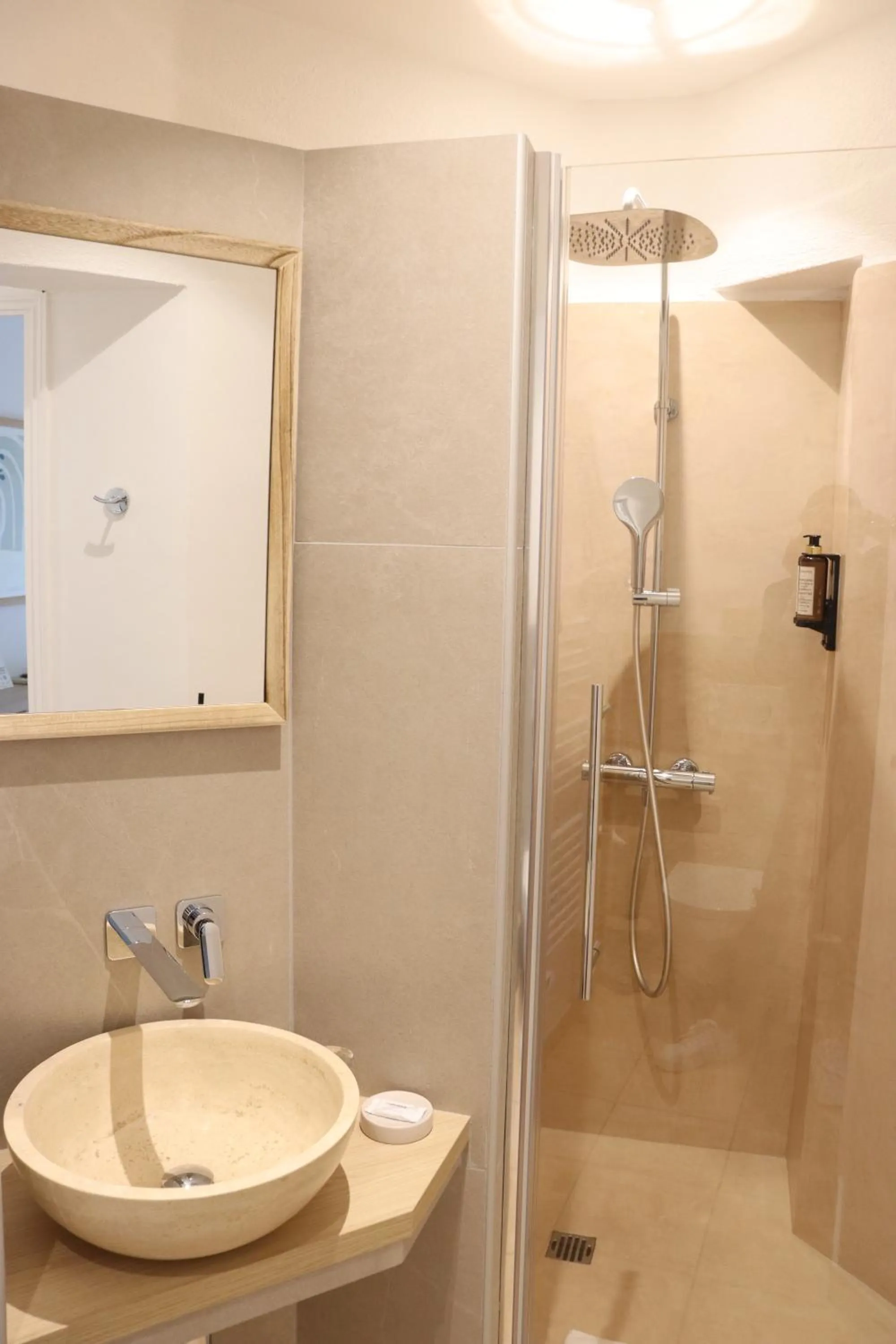 Shower in Mas des Romarins, The Originals Relais