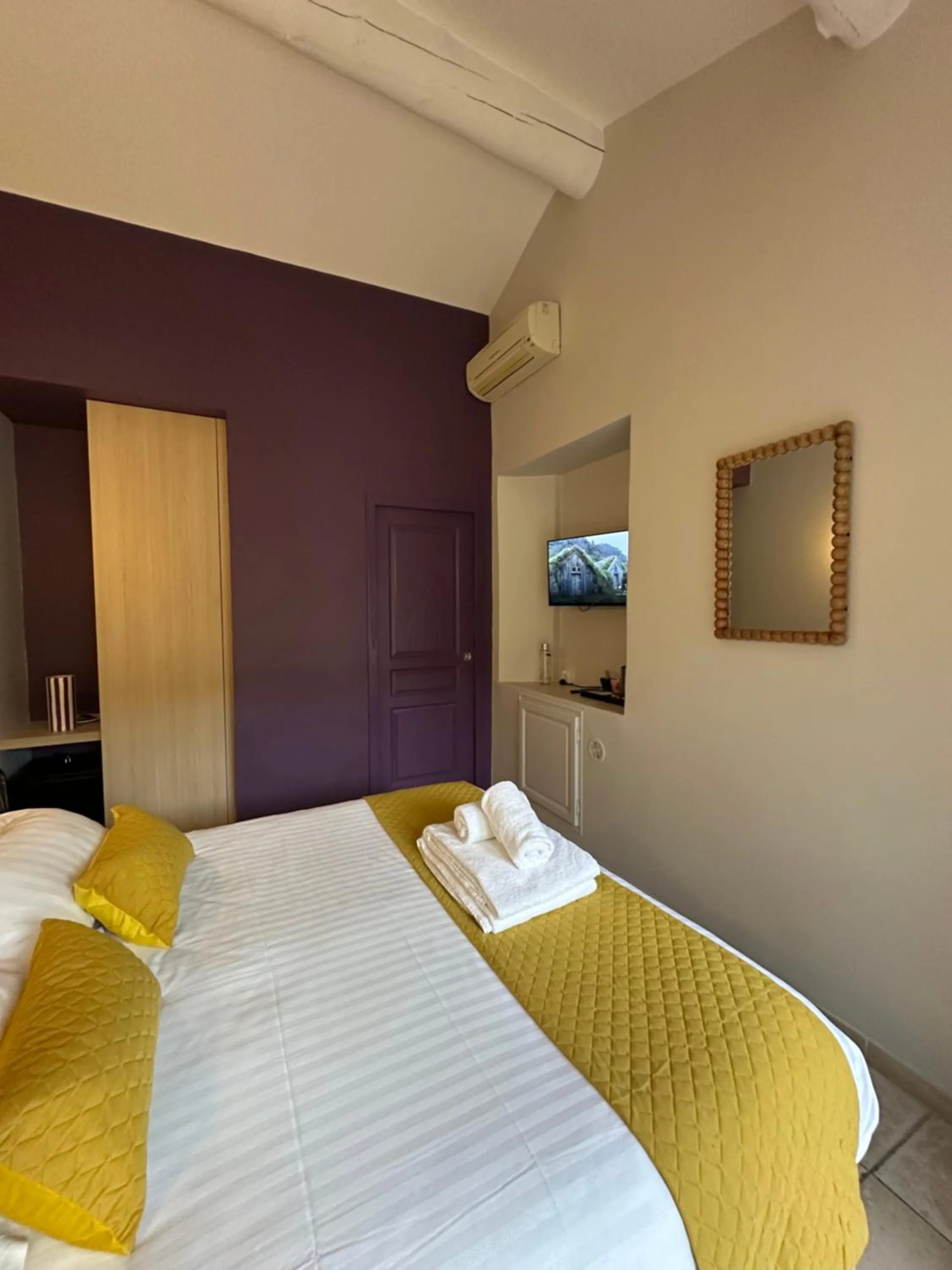 Patio, Bed in Mas des Romarins, The Originals Relais