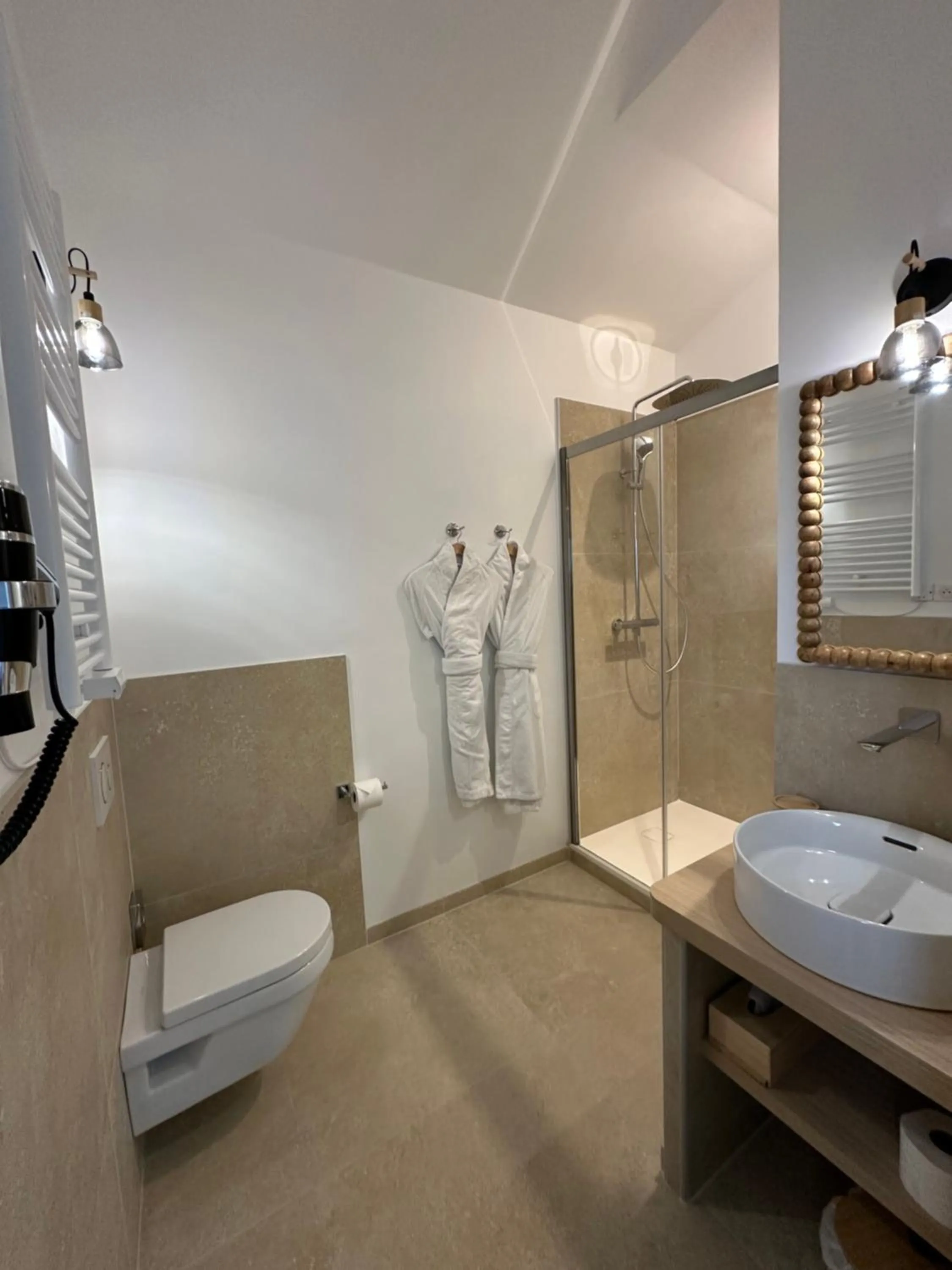 Shower in Mas des Romarins, The Originals Relais