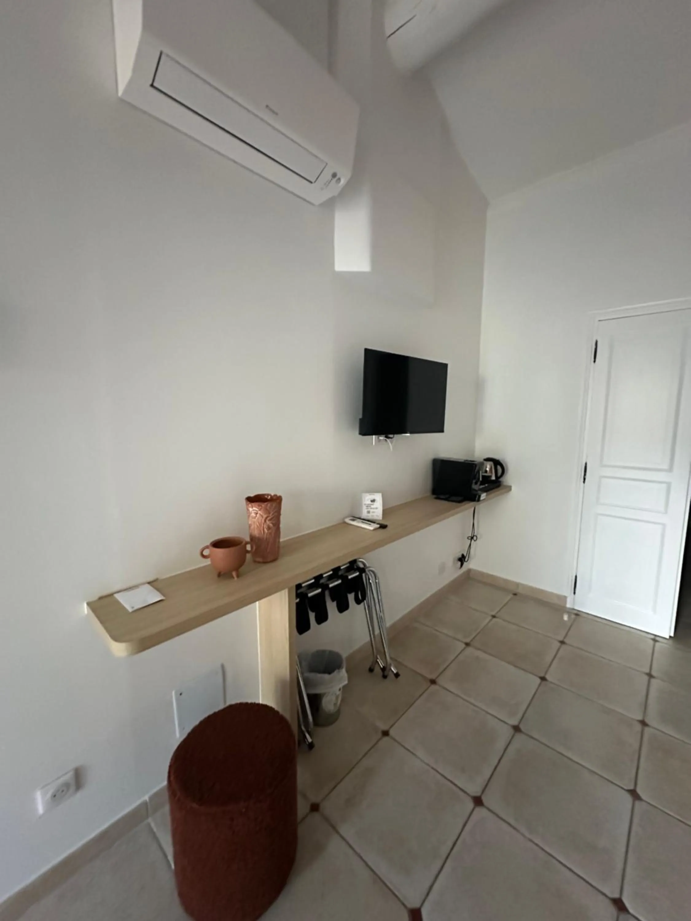 TV and multimedia in Mas des Romarins, The Originals Relais