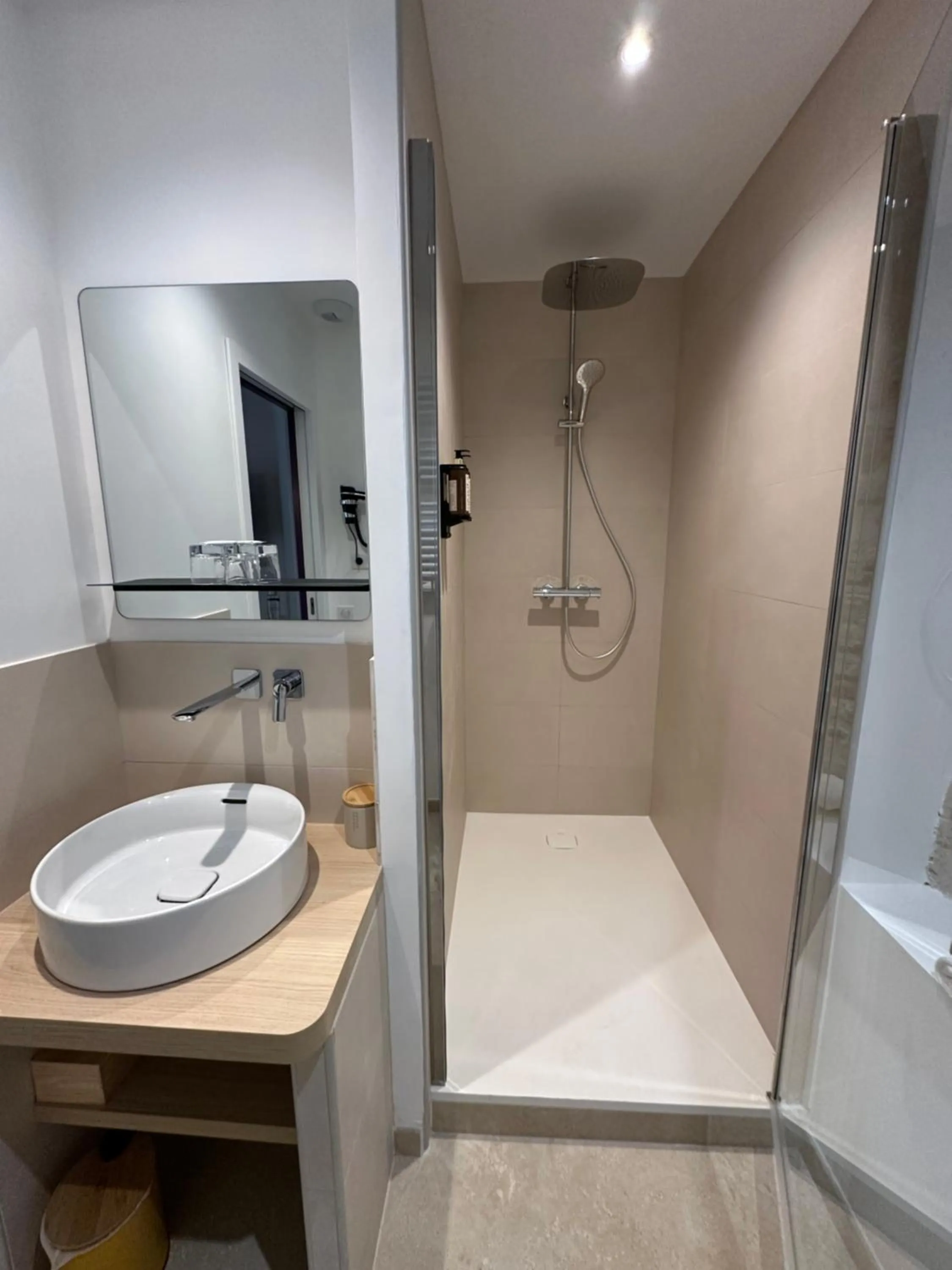 Shower in Mas des Romarins, The Originals Relais