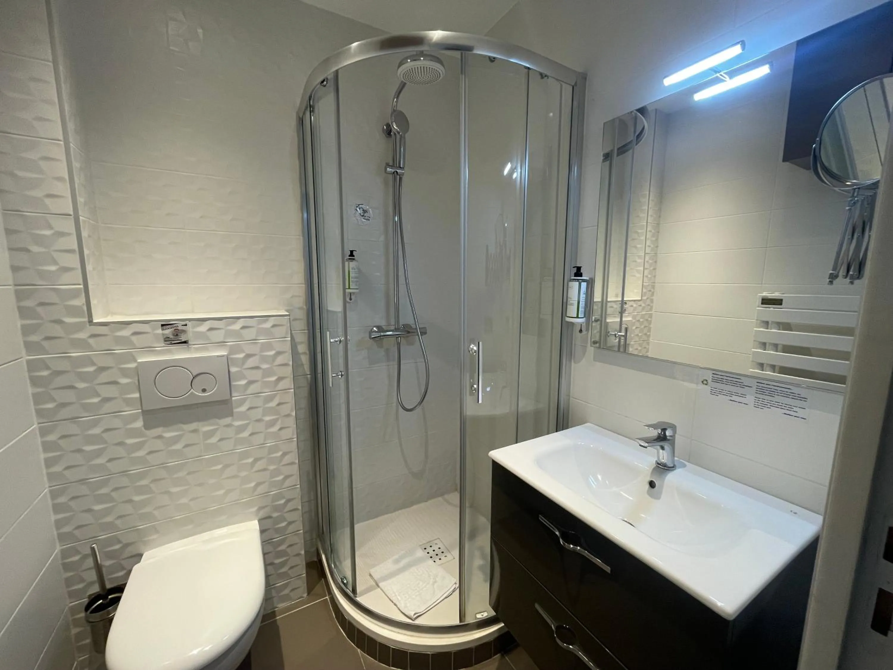 Bathroom in Garden Hotel Rennes Centre Gare