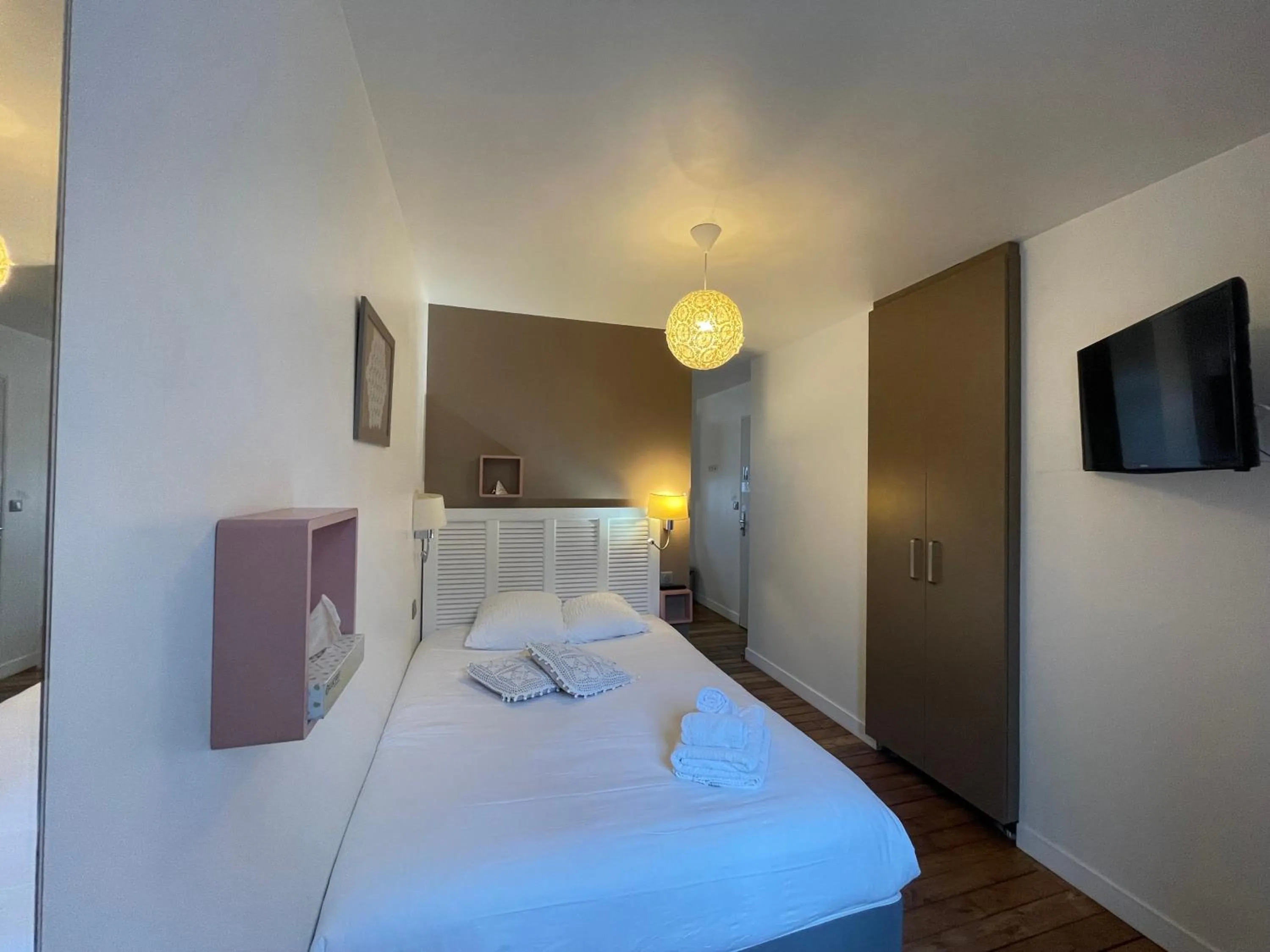 Bedroom, Bed in Garden Hotel Rennes Centre Gare