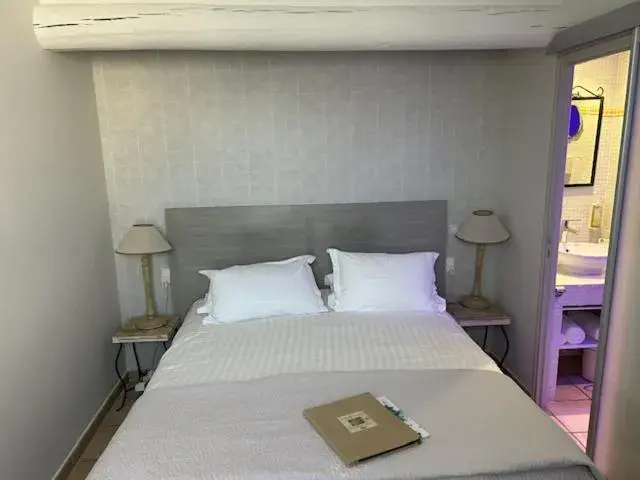 Classic Double Room in Mas des Carassins Classic Double Room in Mas des Carassins