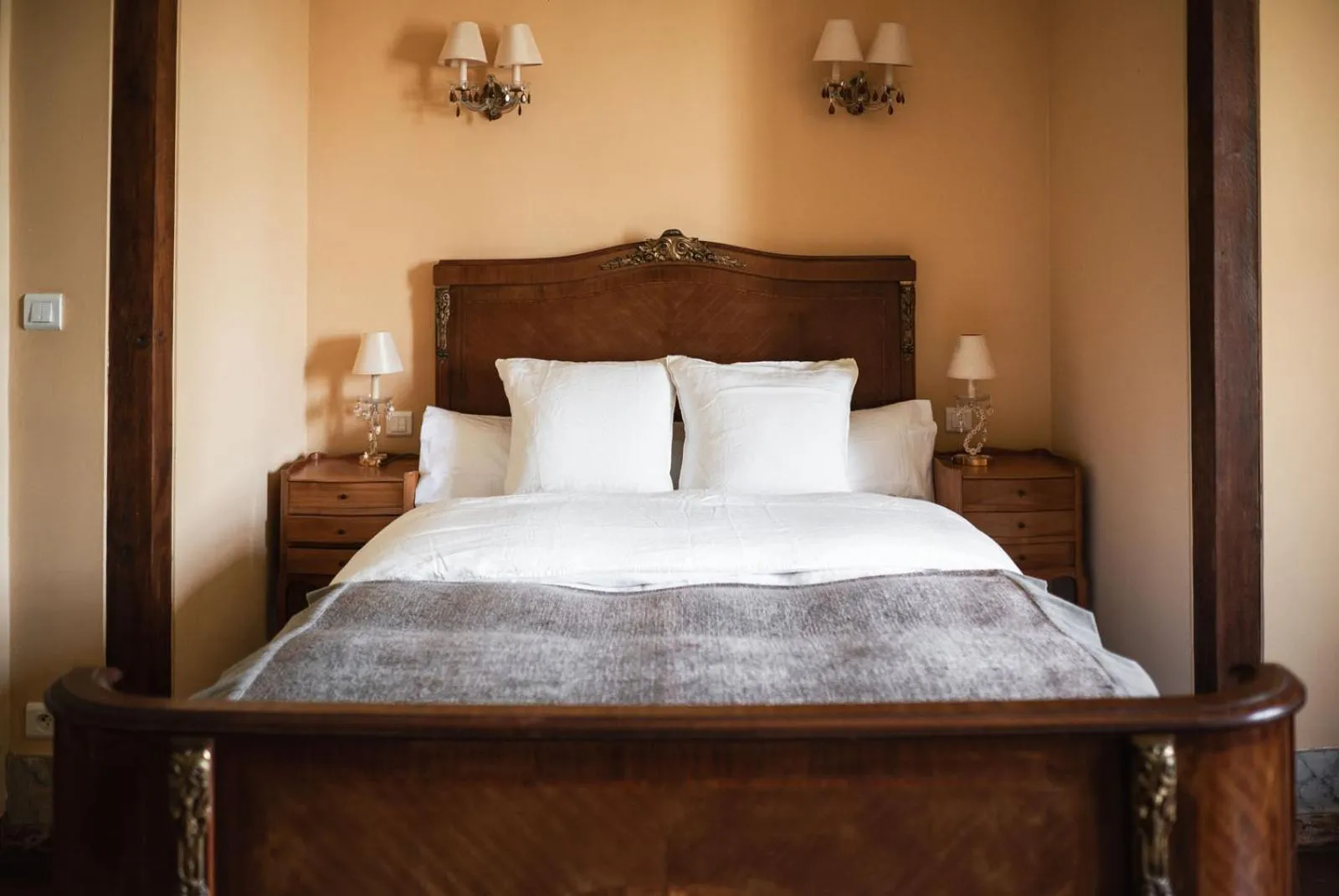 Bedroom, Bed in Château Armand Heitz - Domaine Armand Heitz