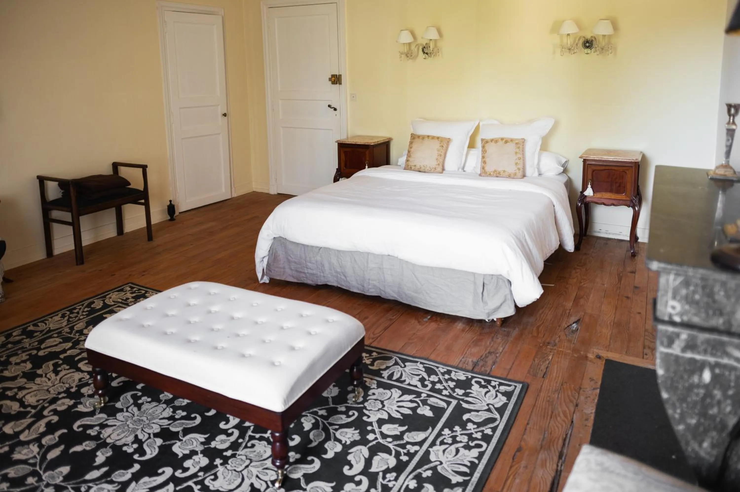 Bedroom, Bed in Château Armand Heitz - Domaine Armand Heitz