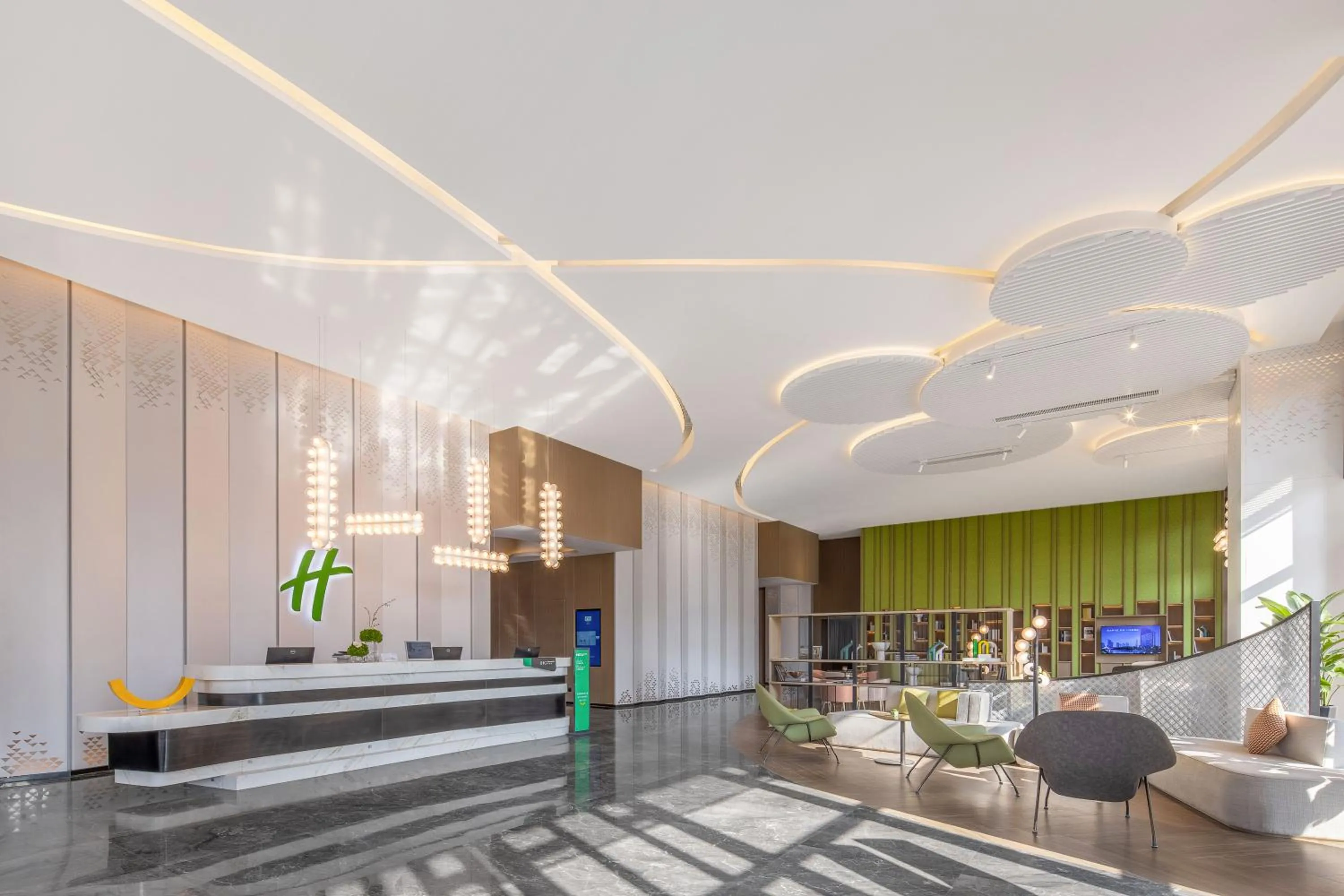 Lobby or reception in Holiday Inn & Suites Qingdao Jinshui by IHG