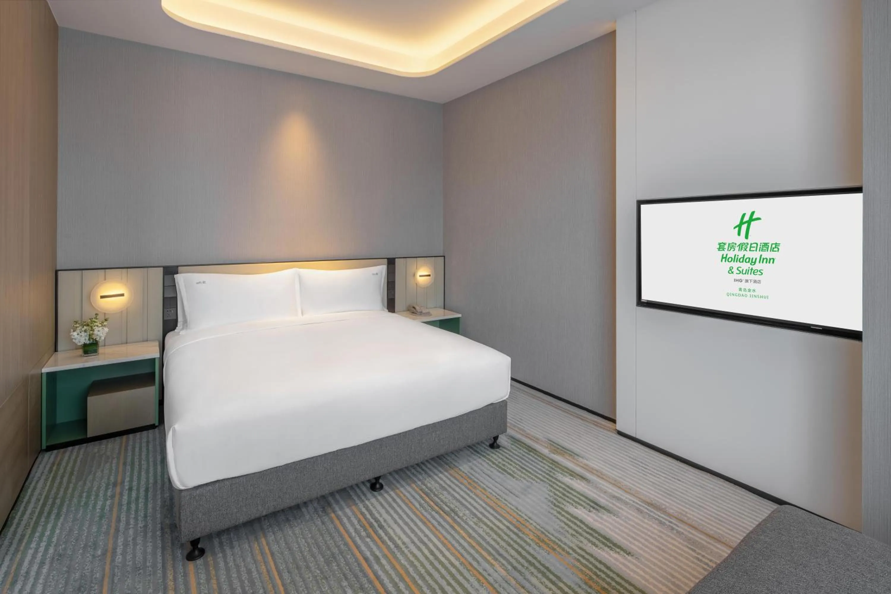 Photo of the whole room, Bed in Holiday Inn & Suites Qingdao Jinshui by IHG