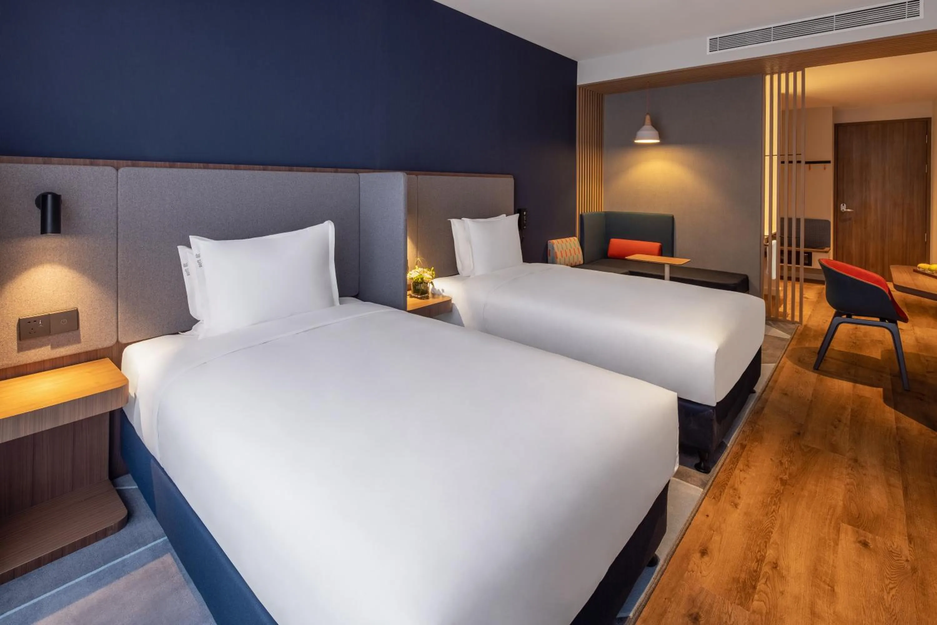 Photo of the whole room, Bed in Holiday Inn Express Qingdao Jinshui by IHG
