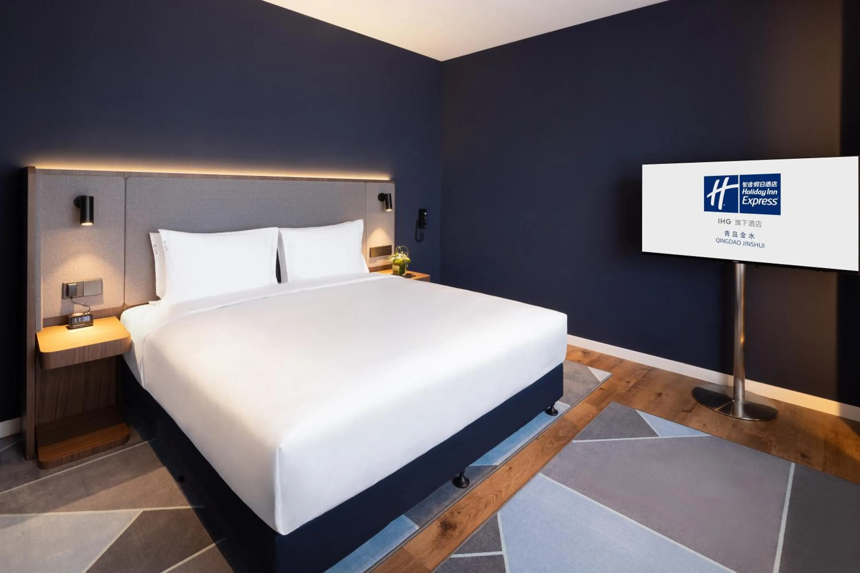 Bedroom, Bed in Holiday Inn Express Qingdao Jinshui by IHG