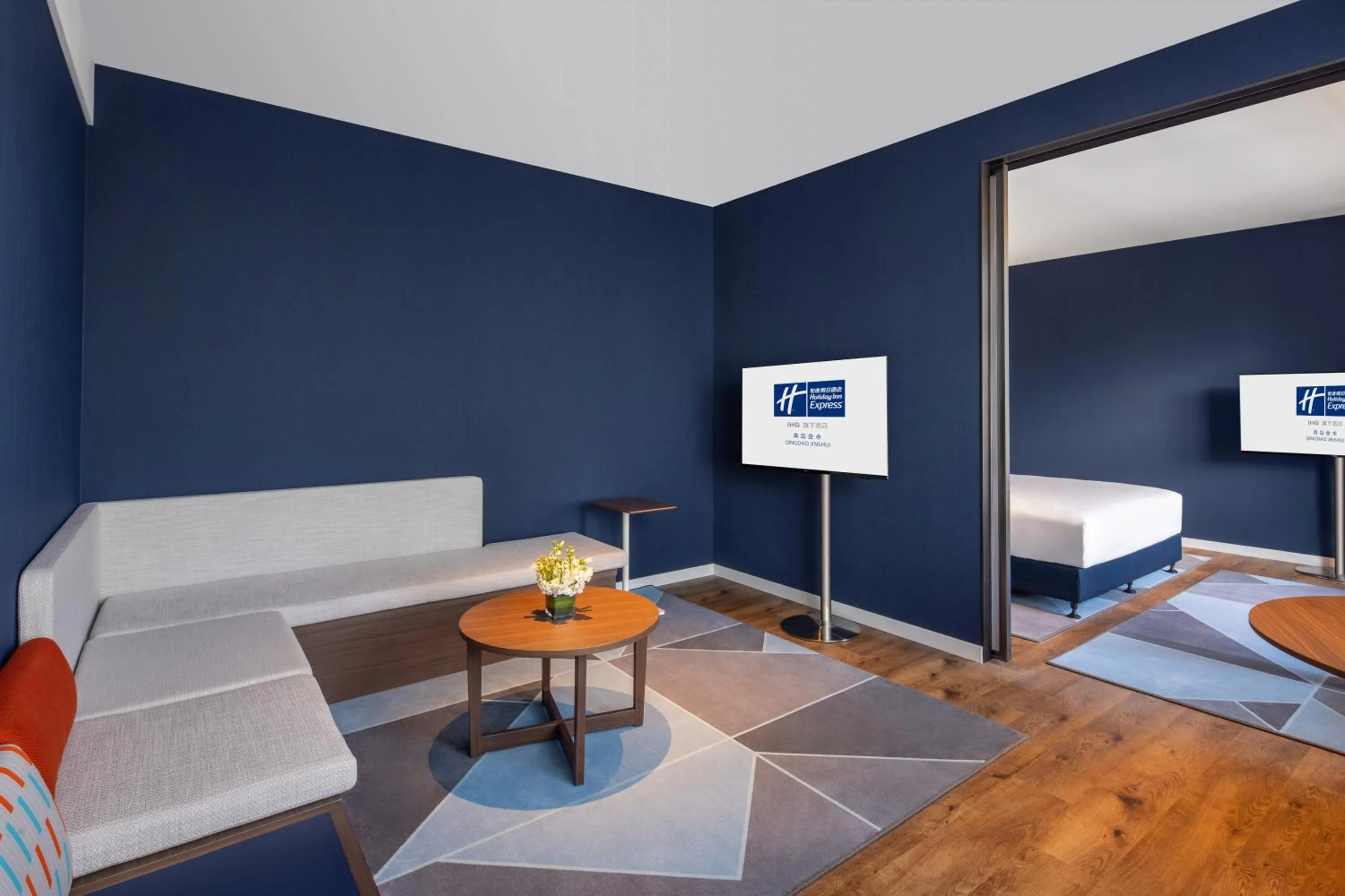 Seating area, Bed in Holiday Inn Express Qingdao Jinshui by IHG