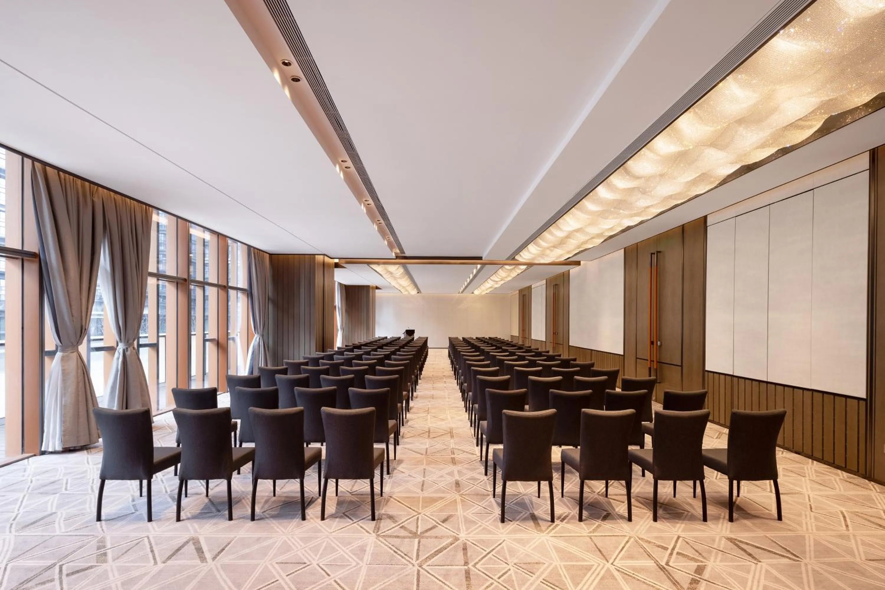 Meeting/conference room in Holiday Inn Express Qingdao Jinshui by IHG