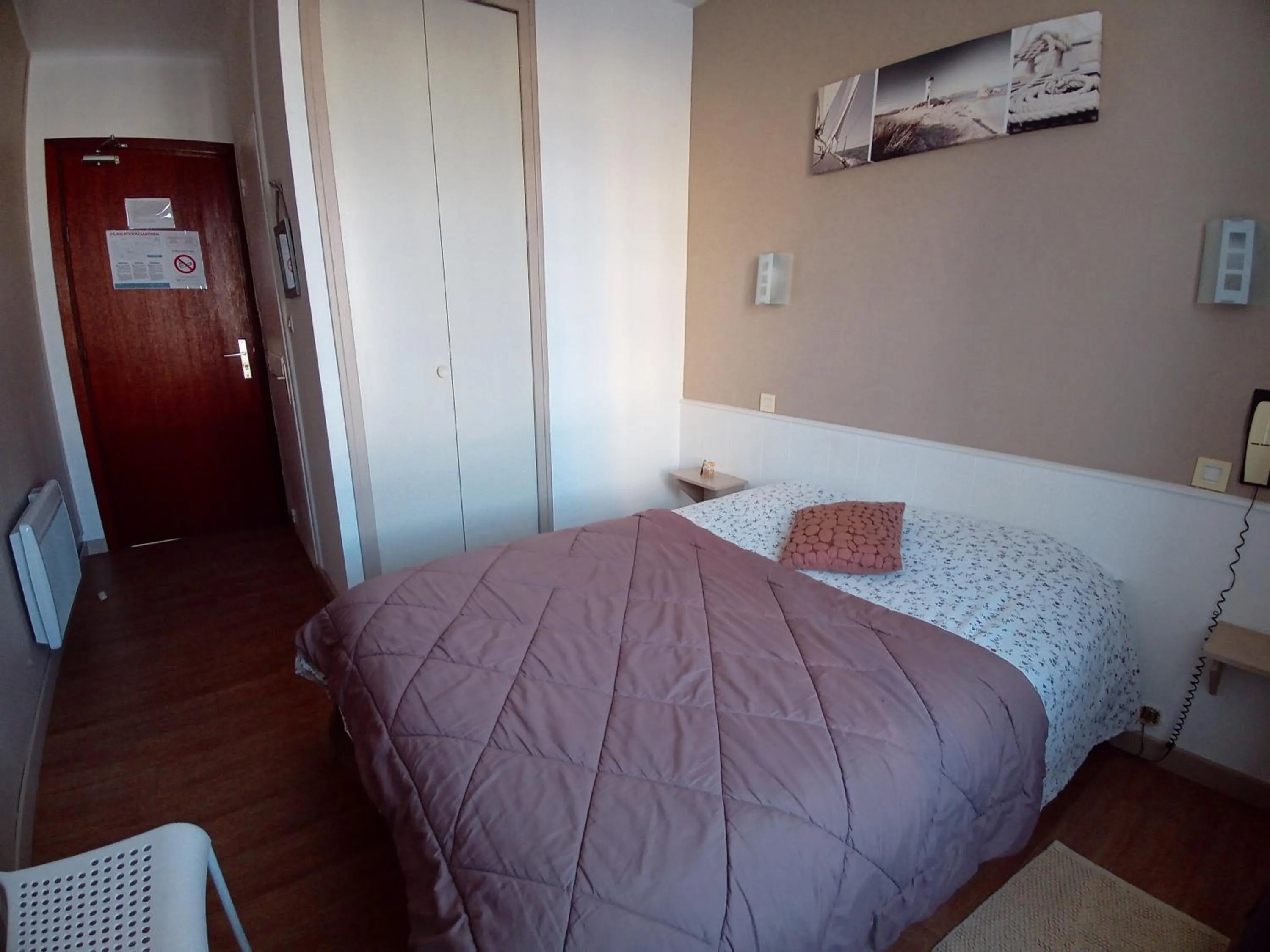 Photo of the whole room, Bed in La Sterne