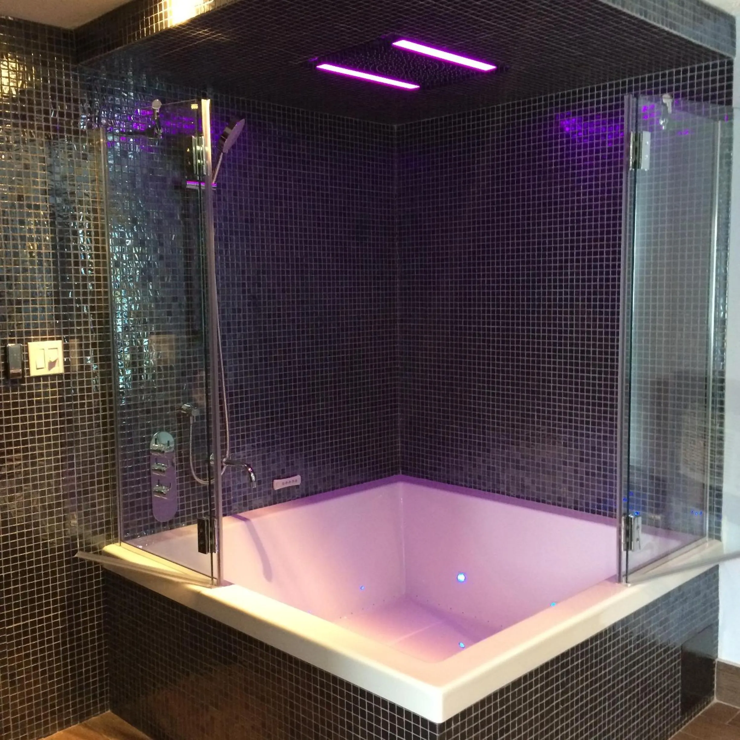 Bathroom in Olux Hotel-Motel-Suites